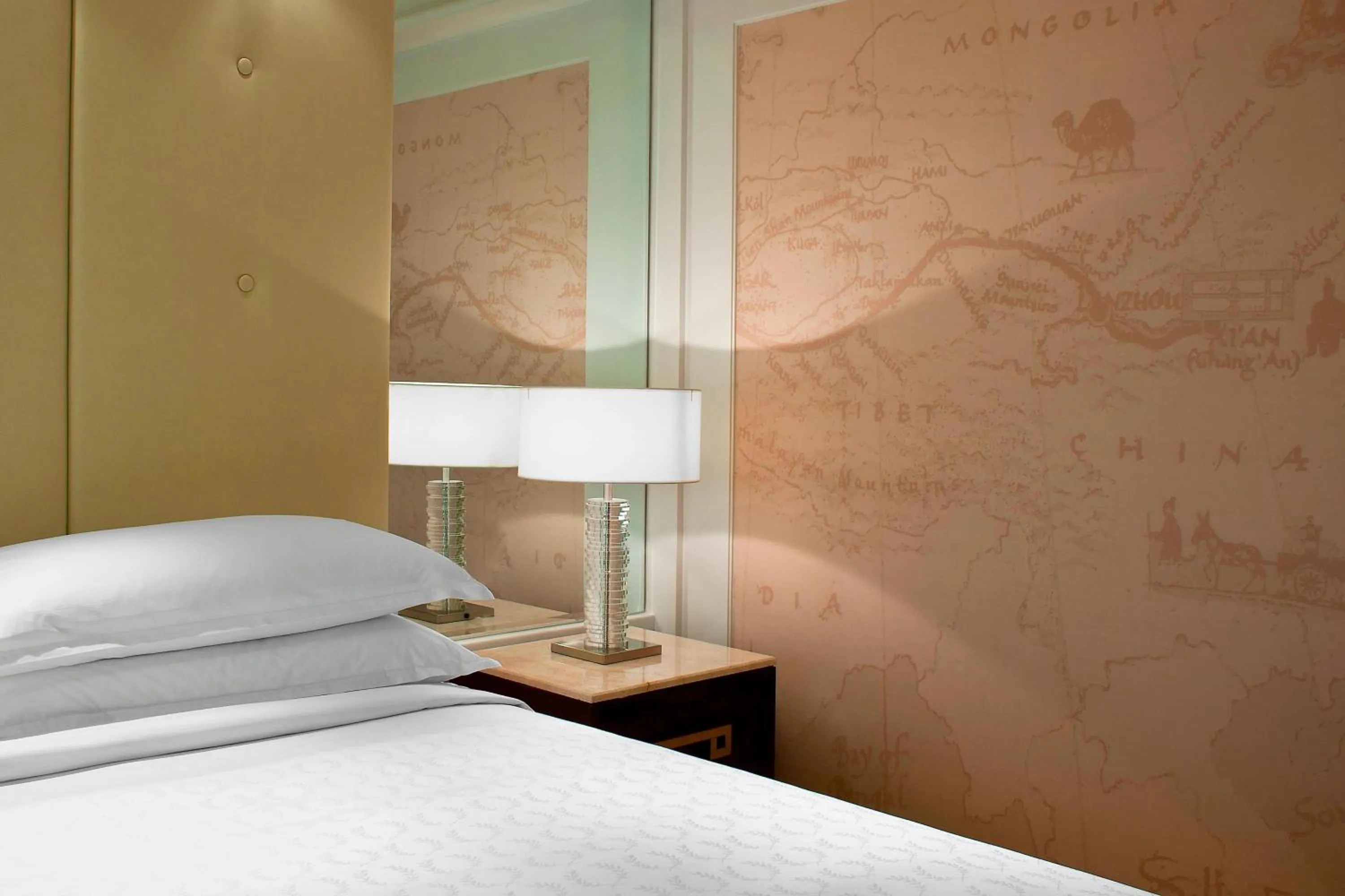 Photo of the whole room, Bed in Sheraton Xi'an Hotel