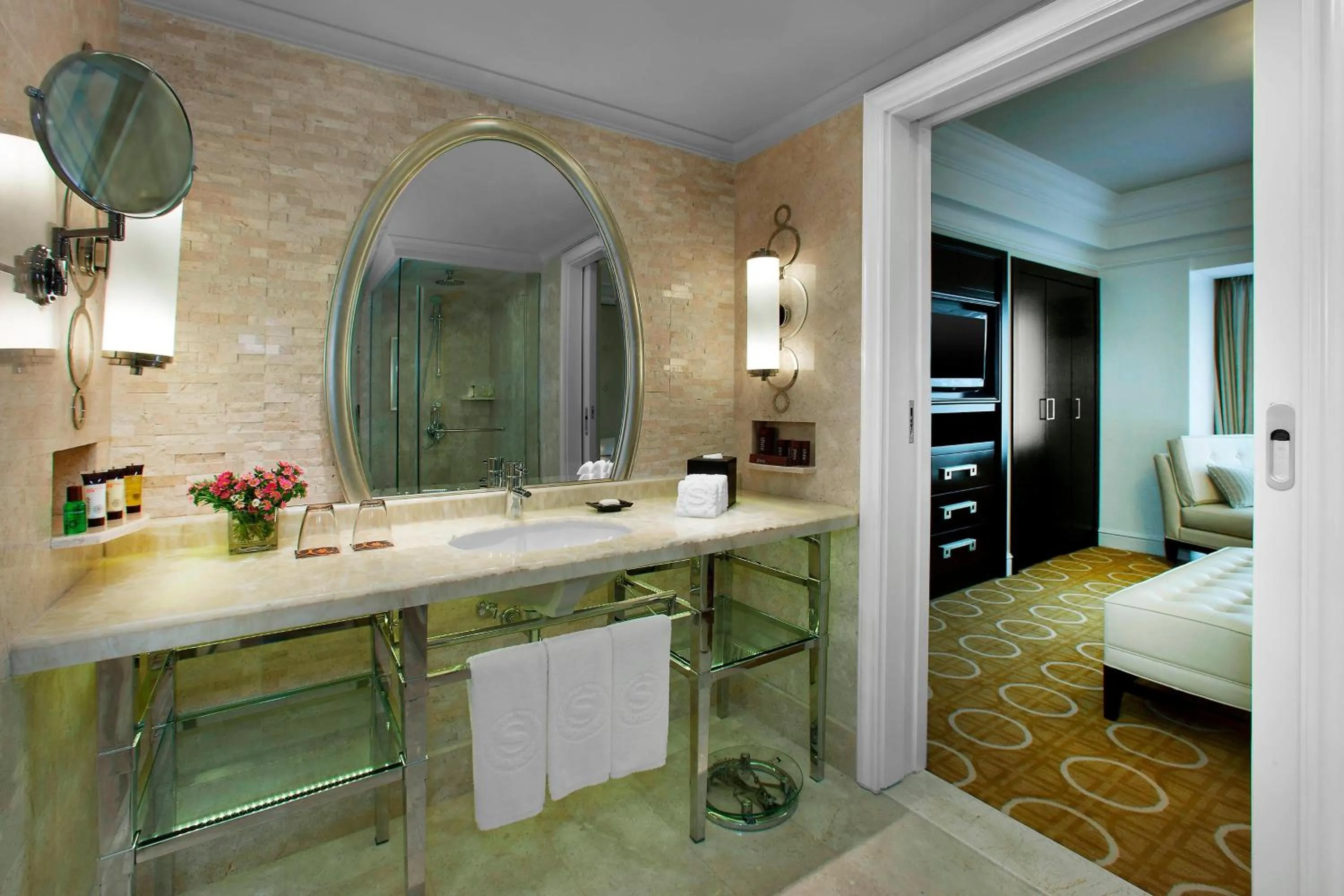 Bathroom, Bed in Sheraton Xi'an Hotel