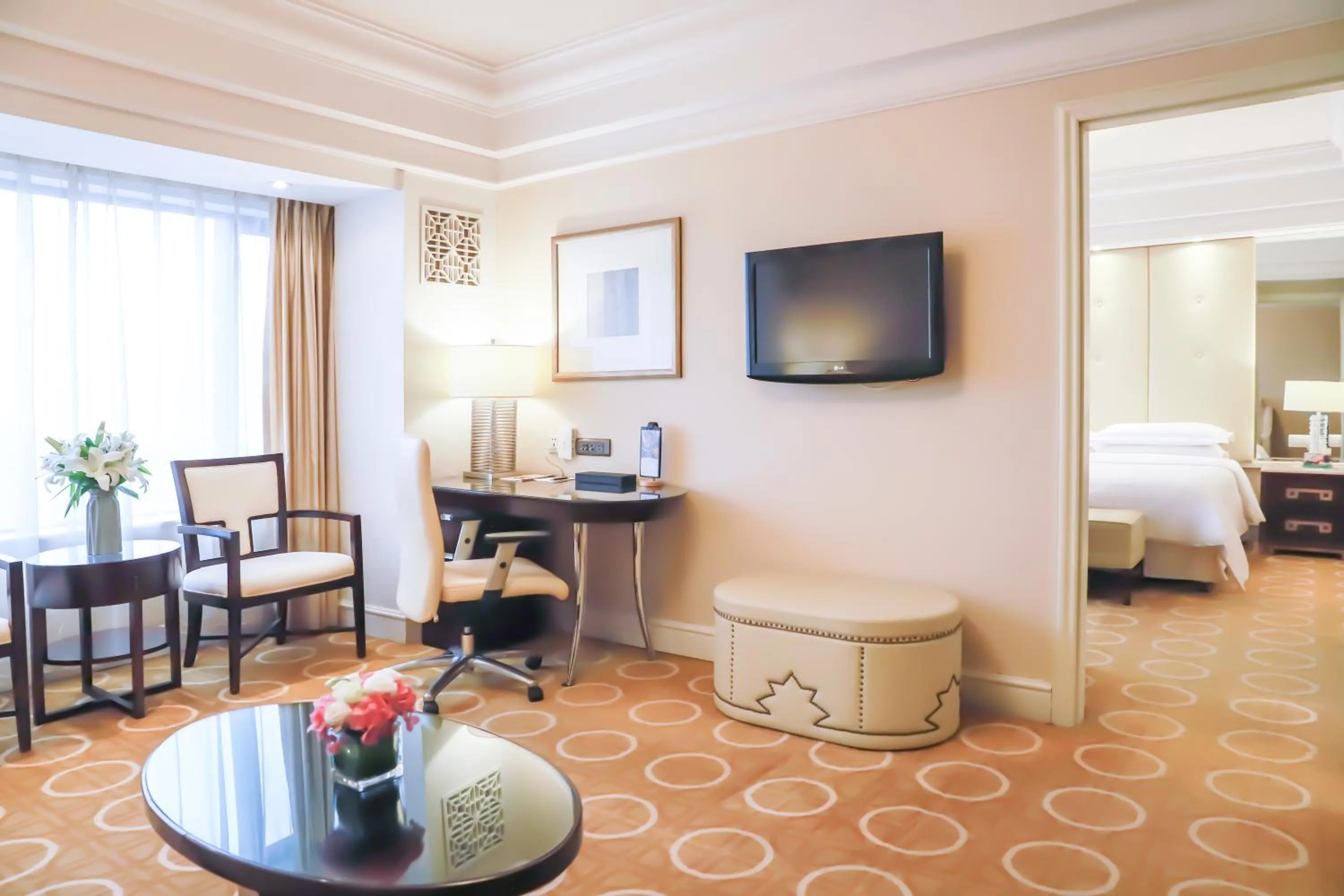 Living room, Bed in Sheraton Xi'an Hotel