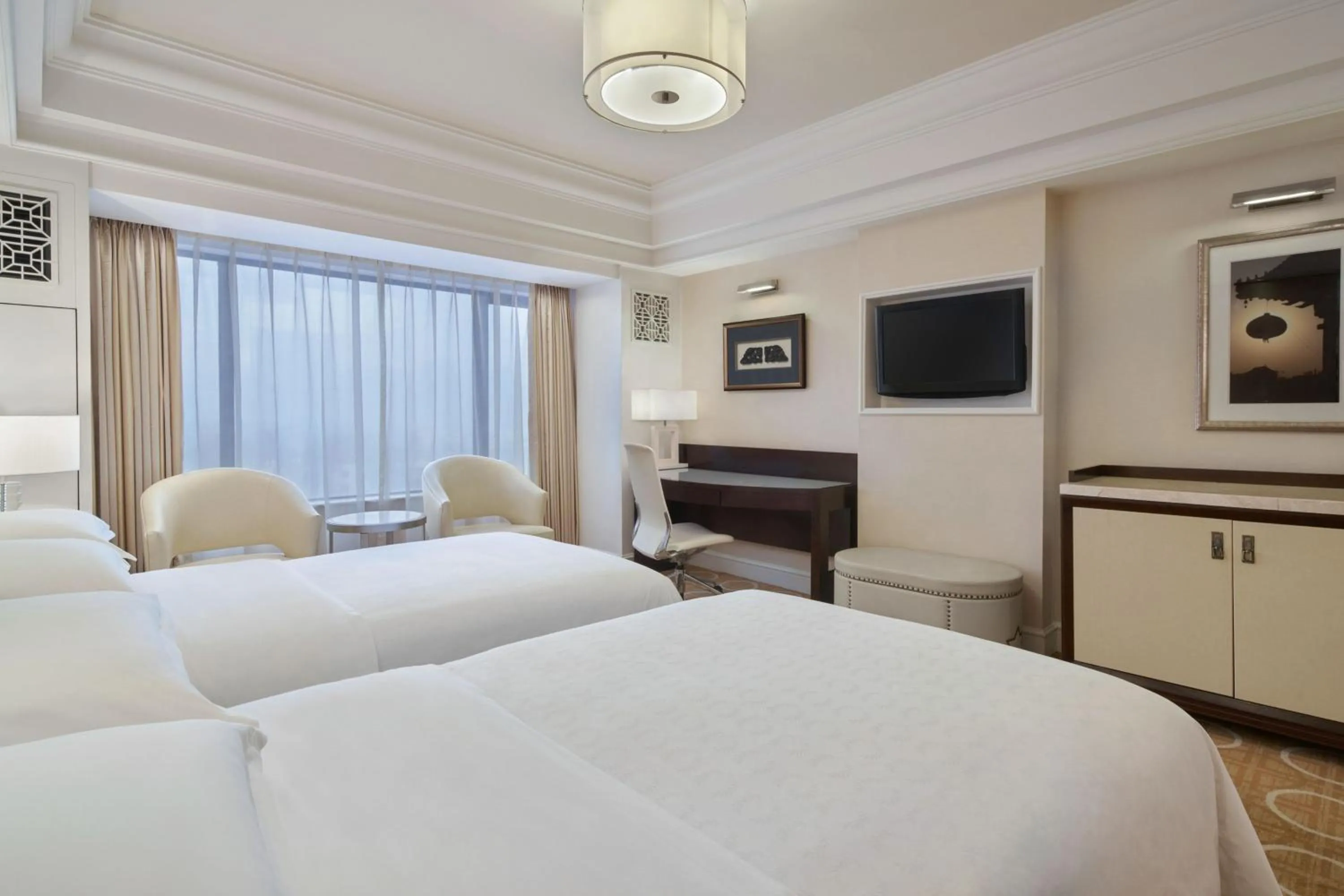 Photo of the whole room, Bed in Sheraton Xi'an Hotel