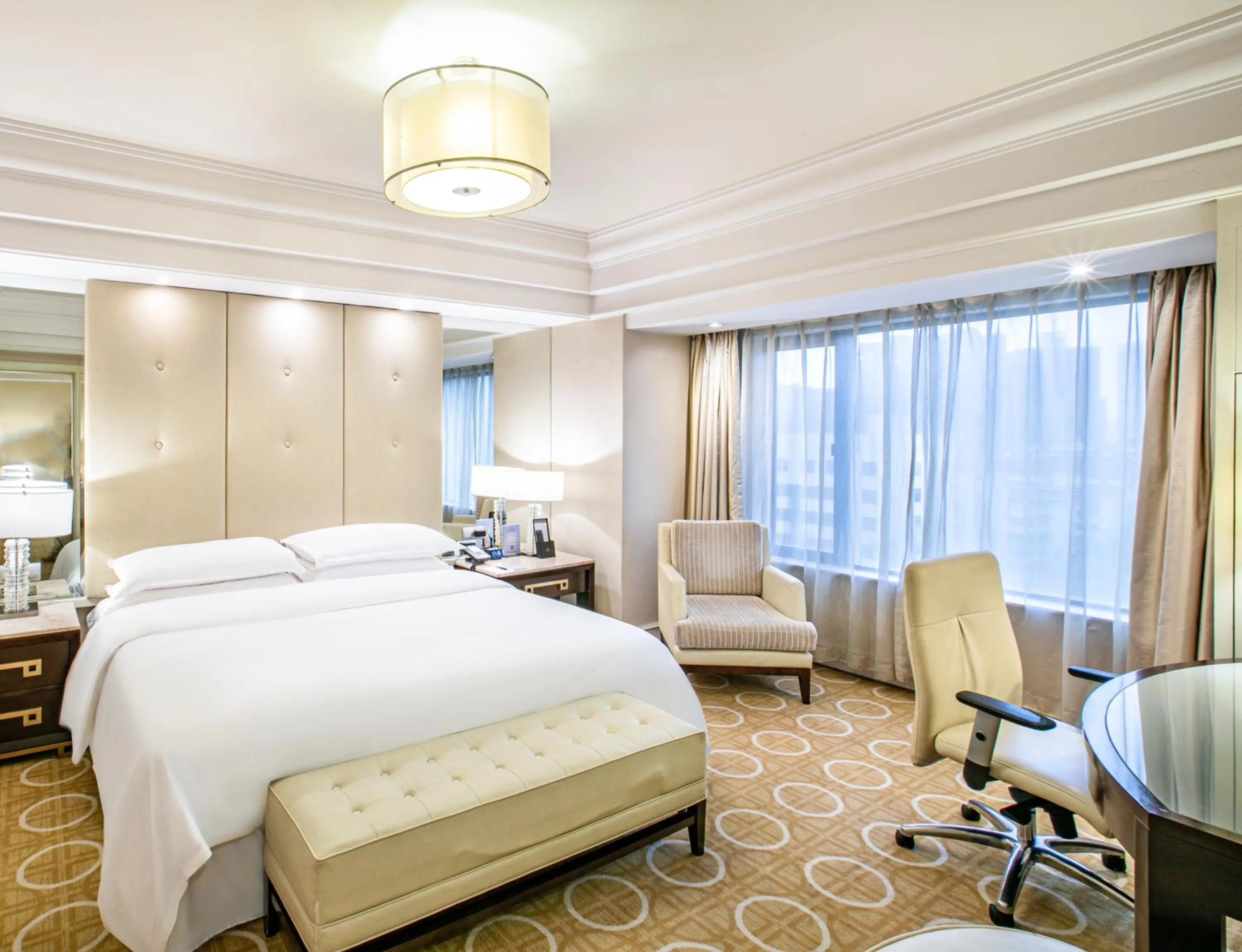 Photo of the whole room, Bed in Sheraton Xi'an Hotel