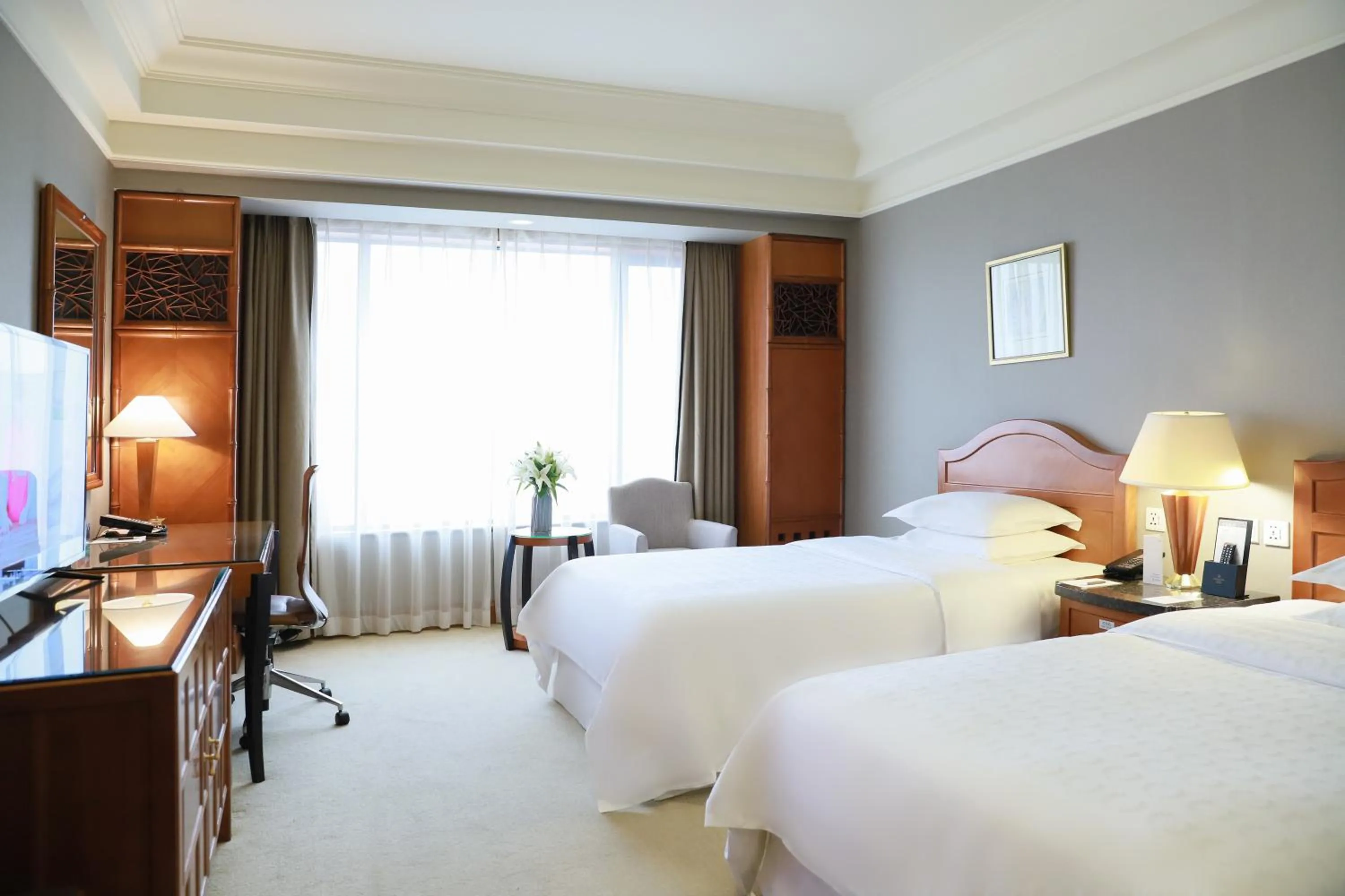 Photo of the whole room, Bed in Sheraton Xi'an Hotel