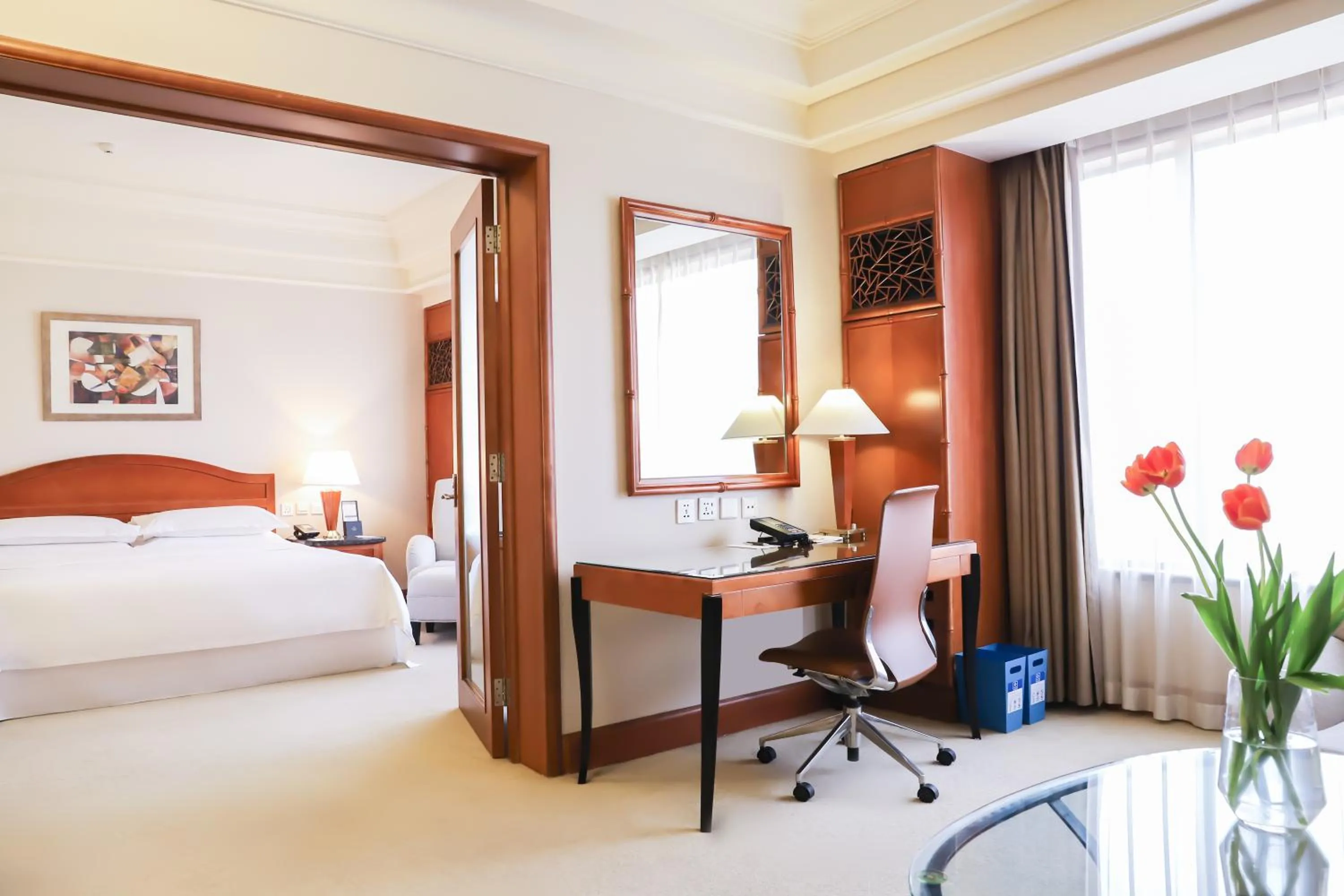 Photo of the whole room, Bed in Sheraton Xi'an Hotel