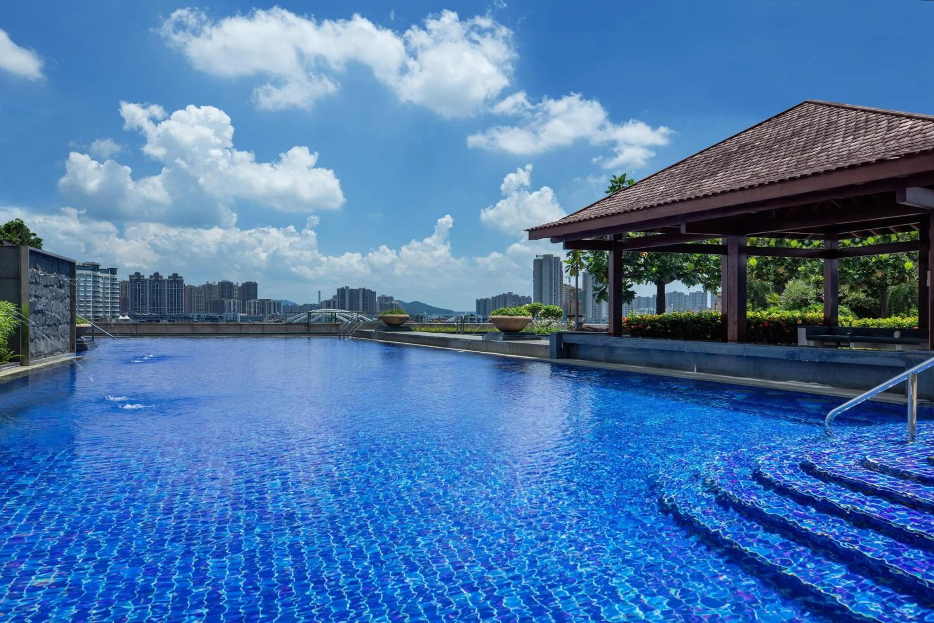 Swimming pool in Sheraton Zhongshan Hotel