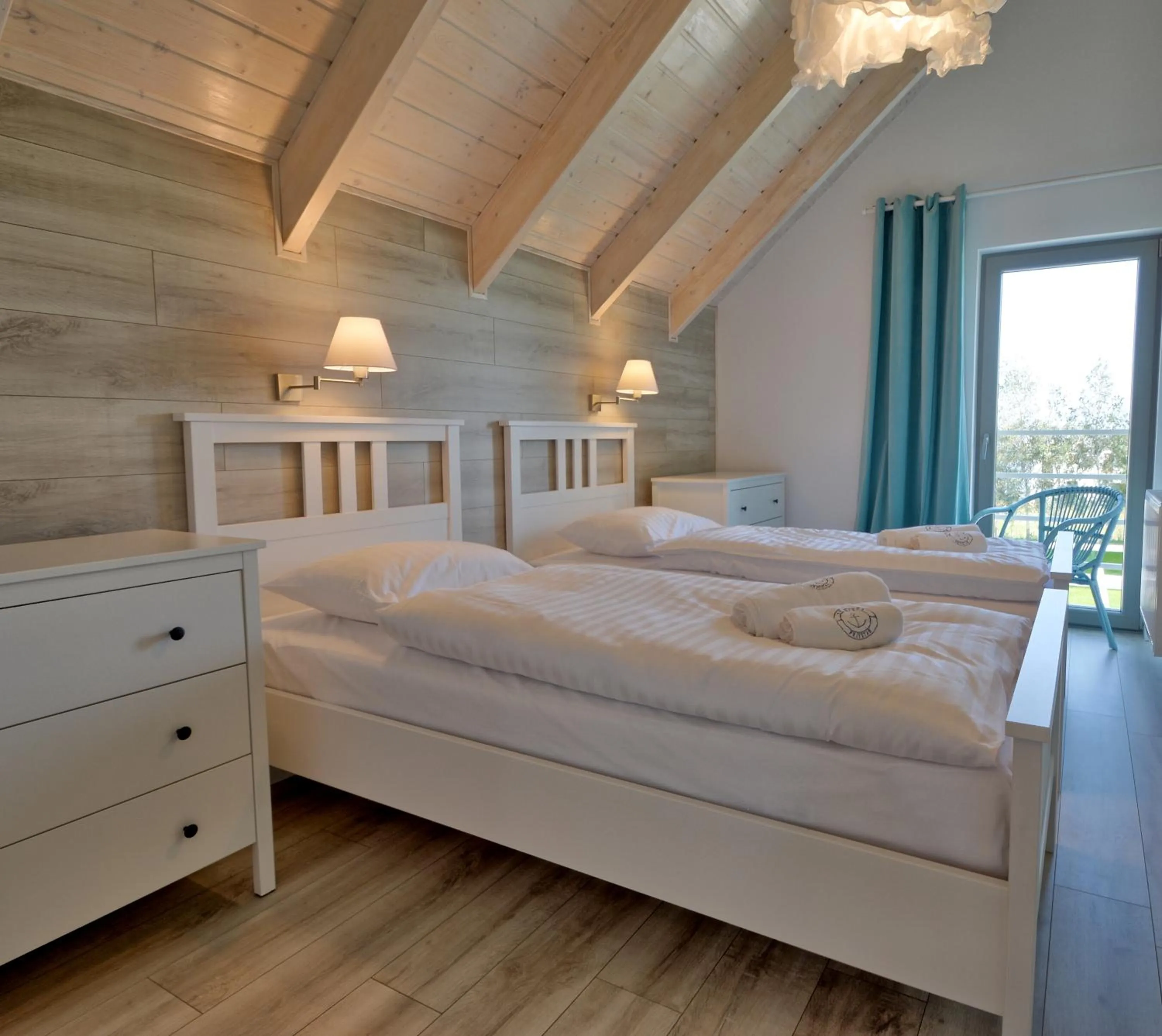 Bed in KOMFORTOWE DOMKI Brzozowa Przystań nad morzem we Władysławowie