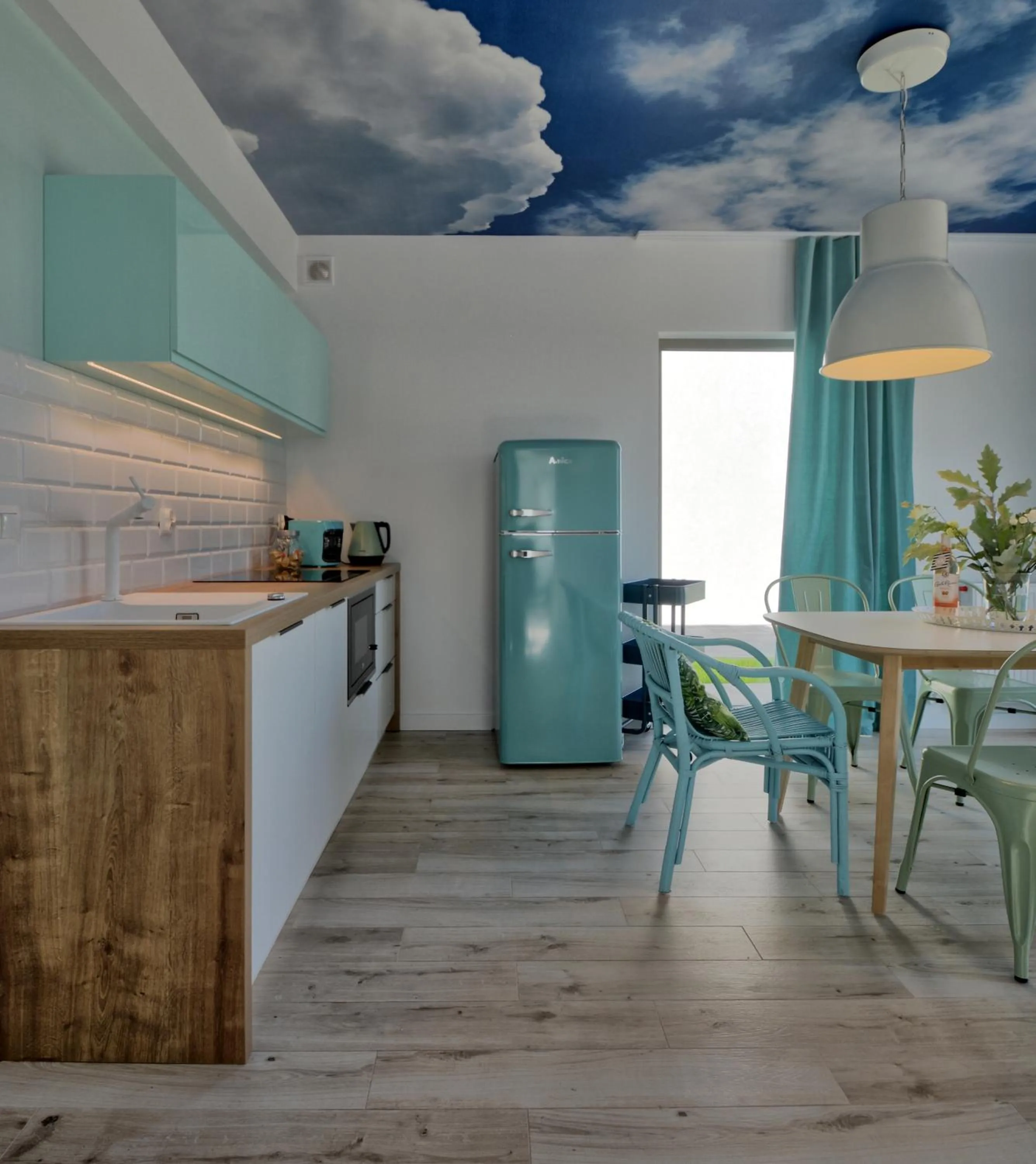 Kitchen or kitchenette in KOMFORTOWE DOMKI Brzozowa Przystań nad morzem we Władysławowie