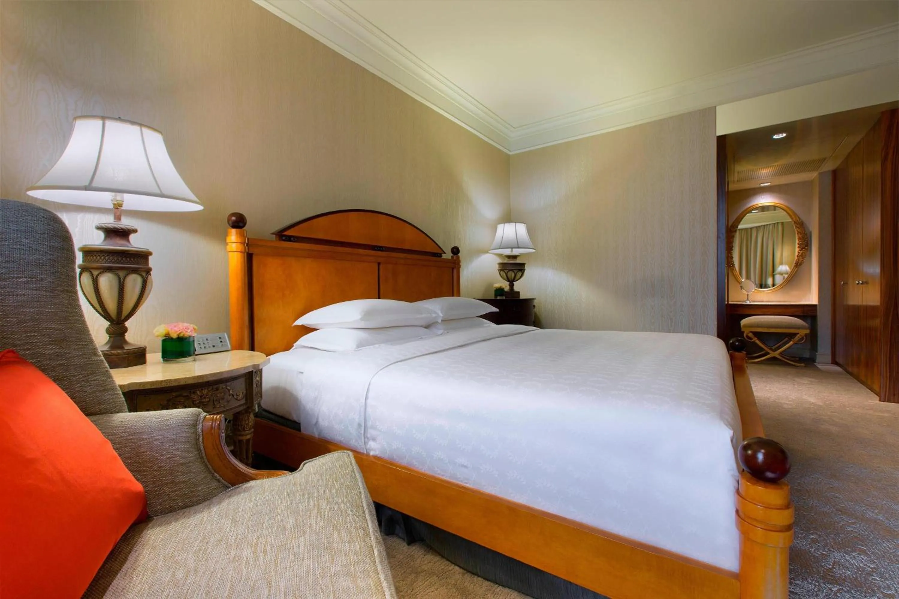 Bedroom, Bed in Sheraton Towers Singapore Hotel