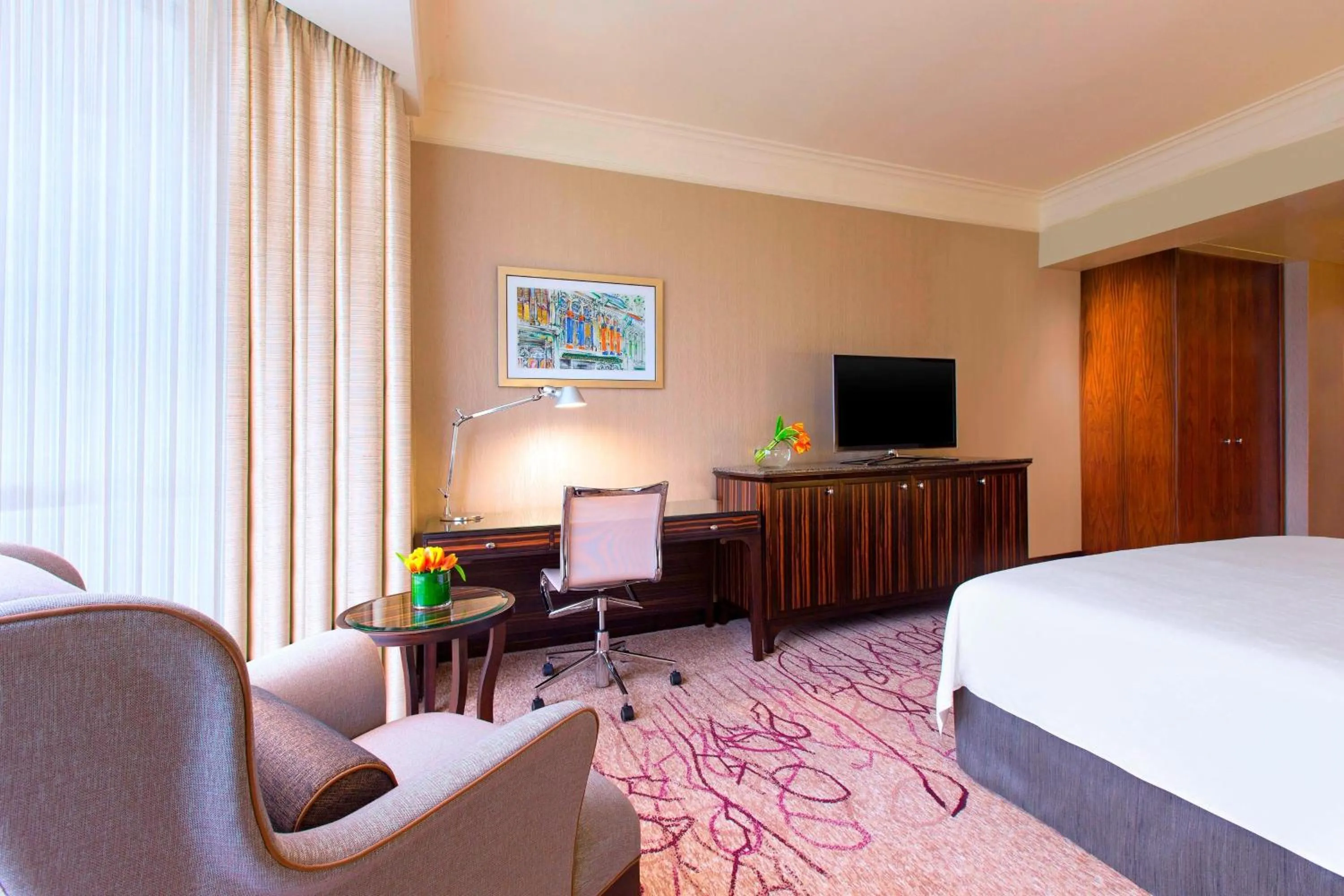 Photo of the whole room, Bed in Sheraton Towers Singapore Hotel