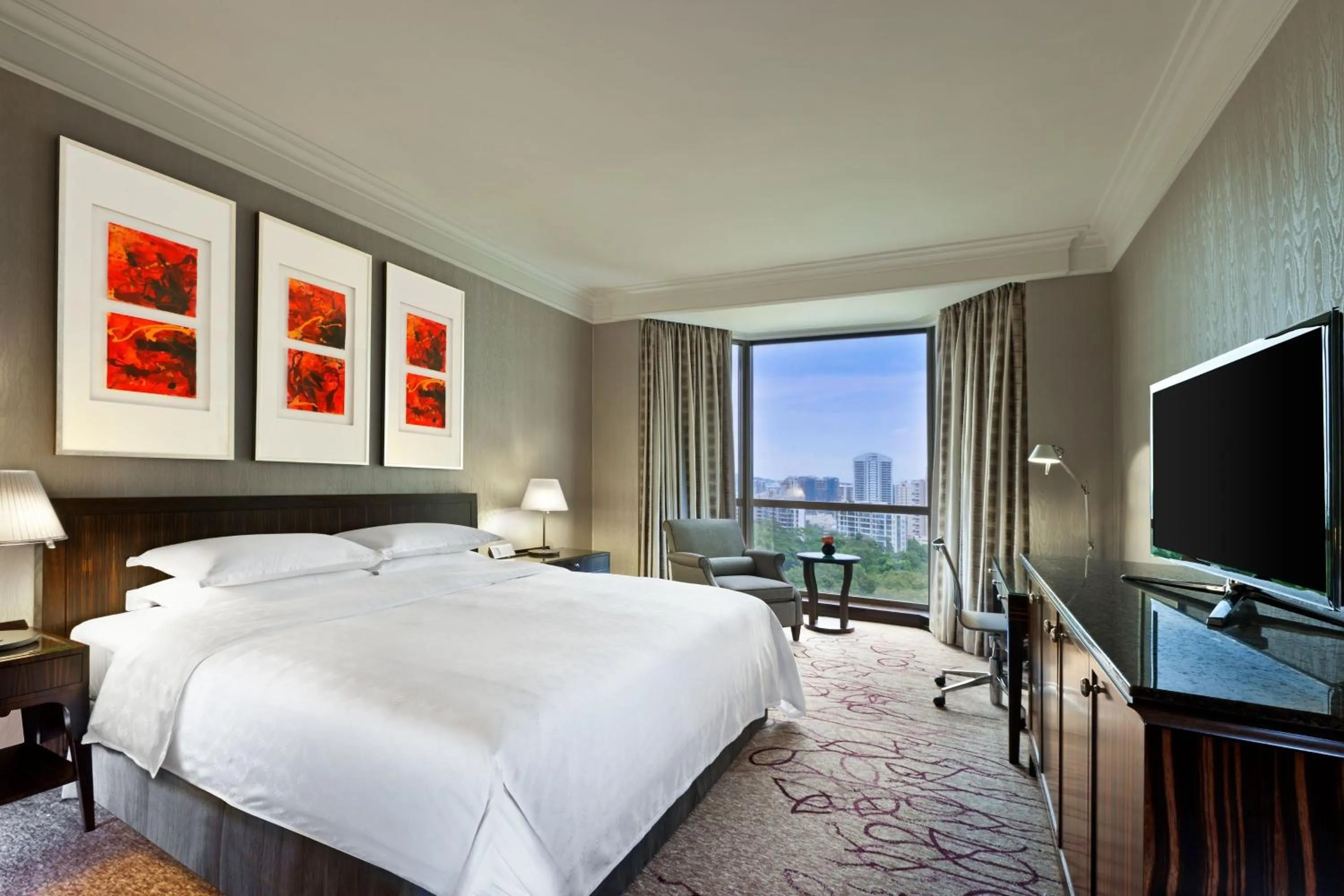 Photo of the whole room, Bed in Sheraton Towers Singapore Hotel