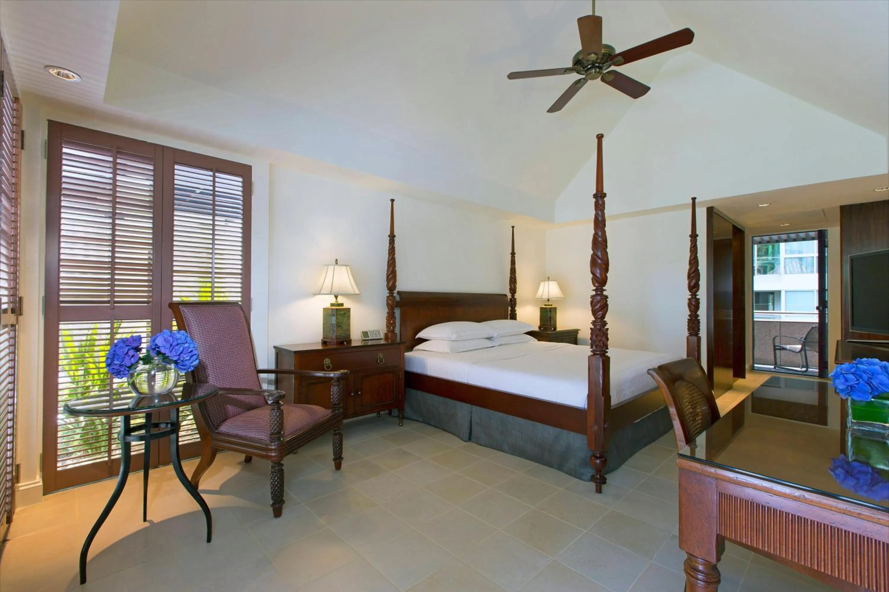 Photo of the whole room, Bed in Sheraton Towers Singapore Hotel