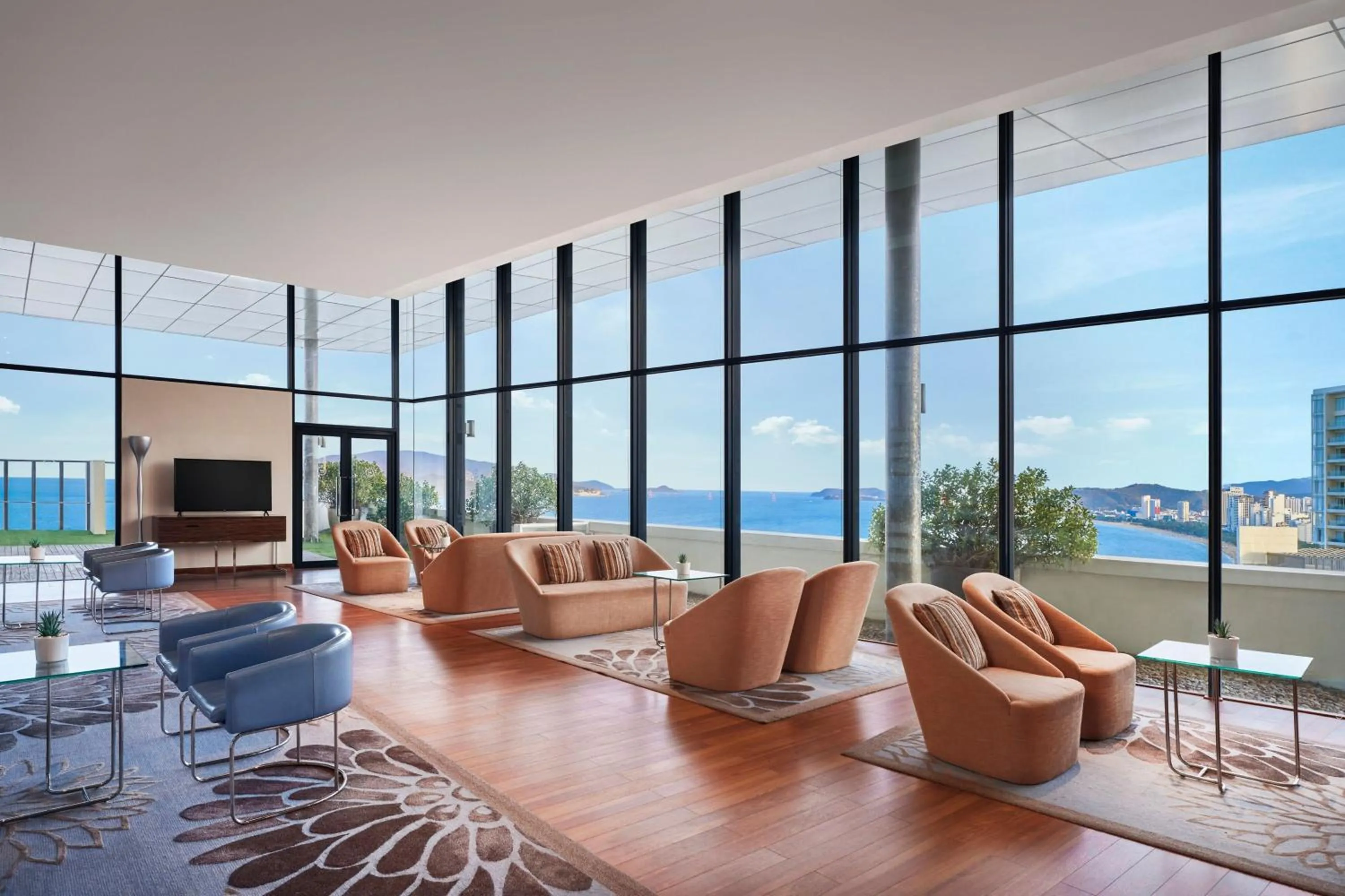 Lounge or bar in Sheraton Nha Trang Hotel & Spa