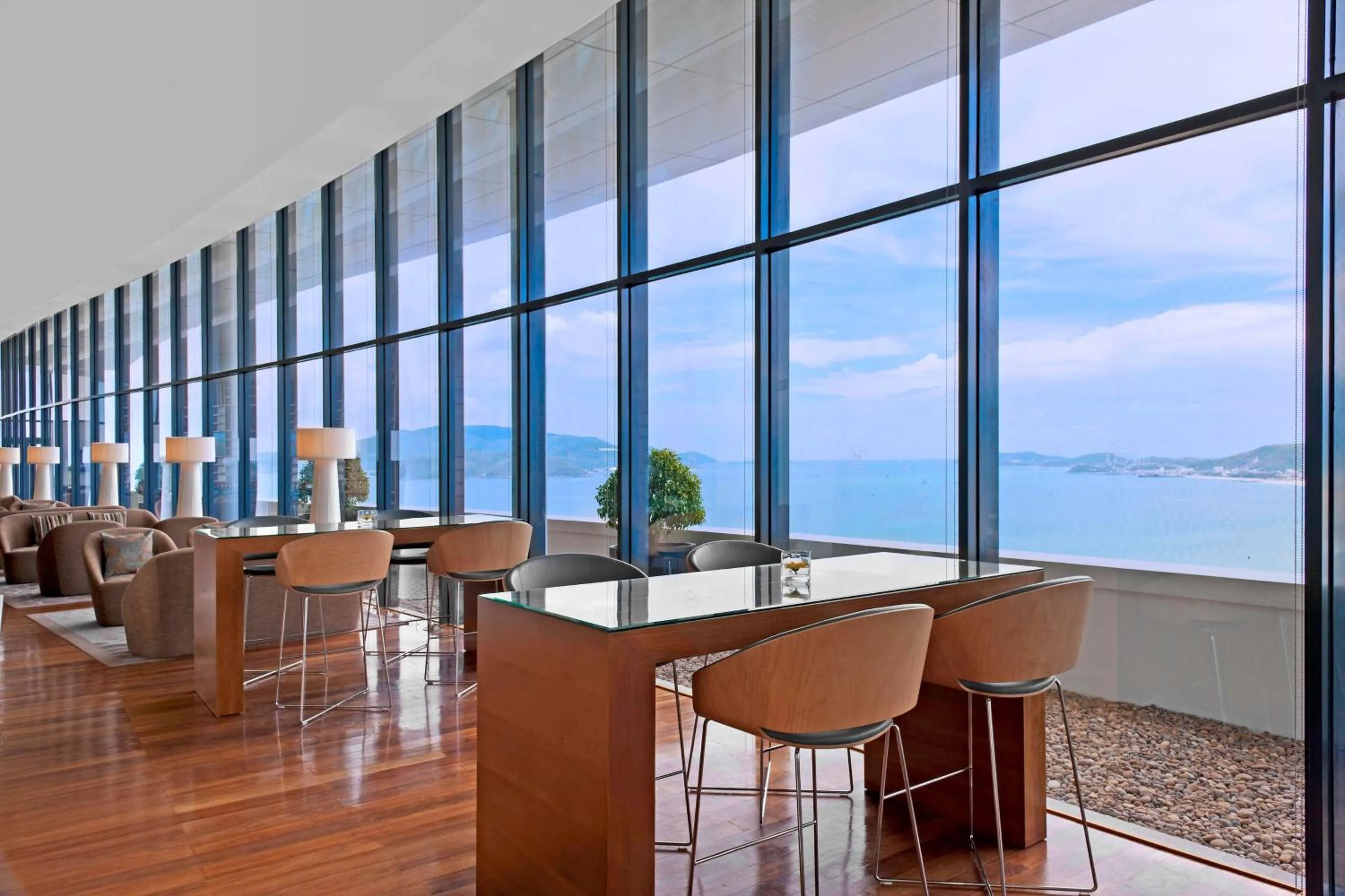 Lounge or bar in Sheraton Nha Trang Hotel & Spa