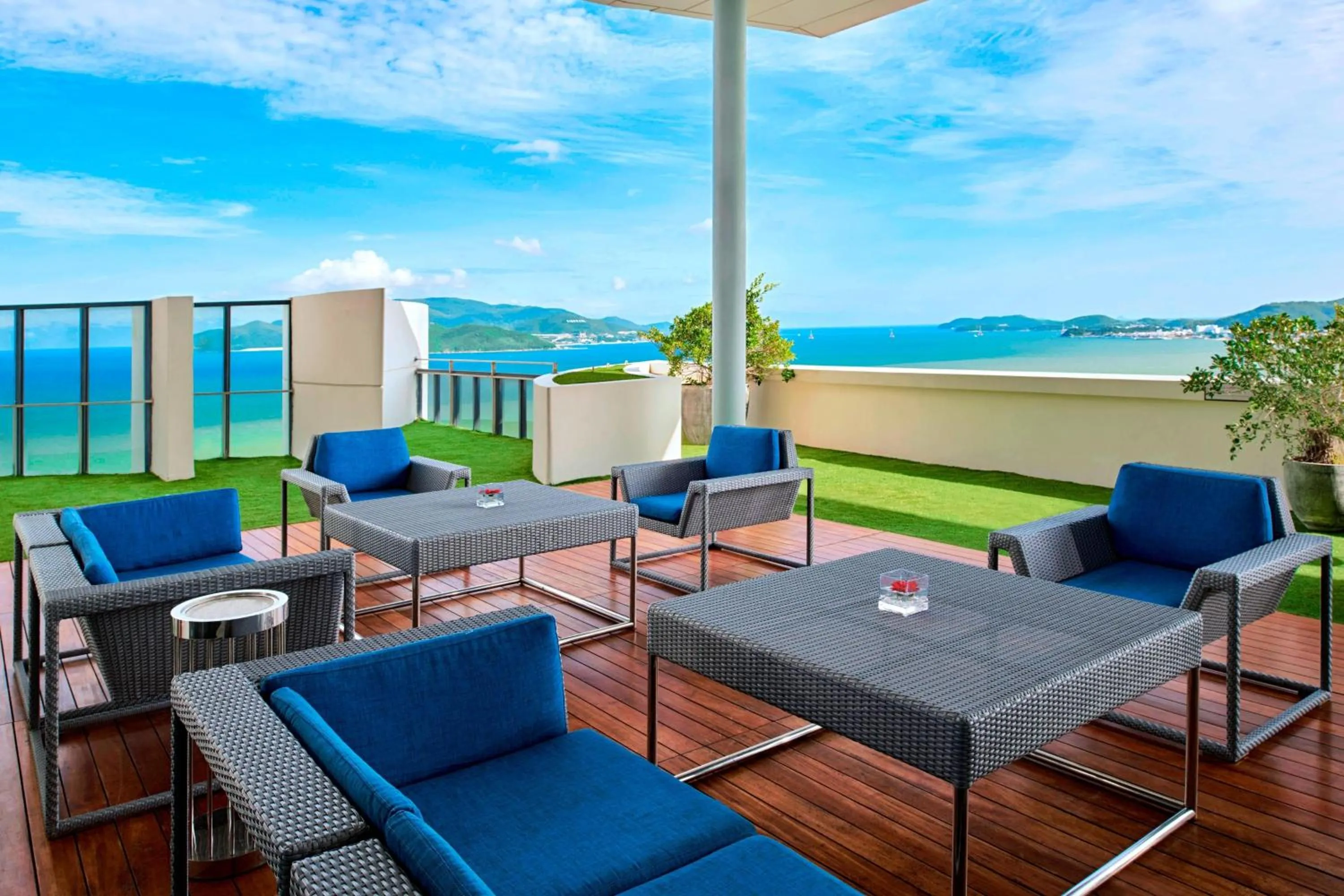 Lounge or bar in Sheraton Nha Trang Hotel & Spa