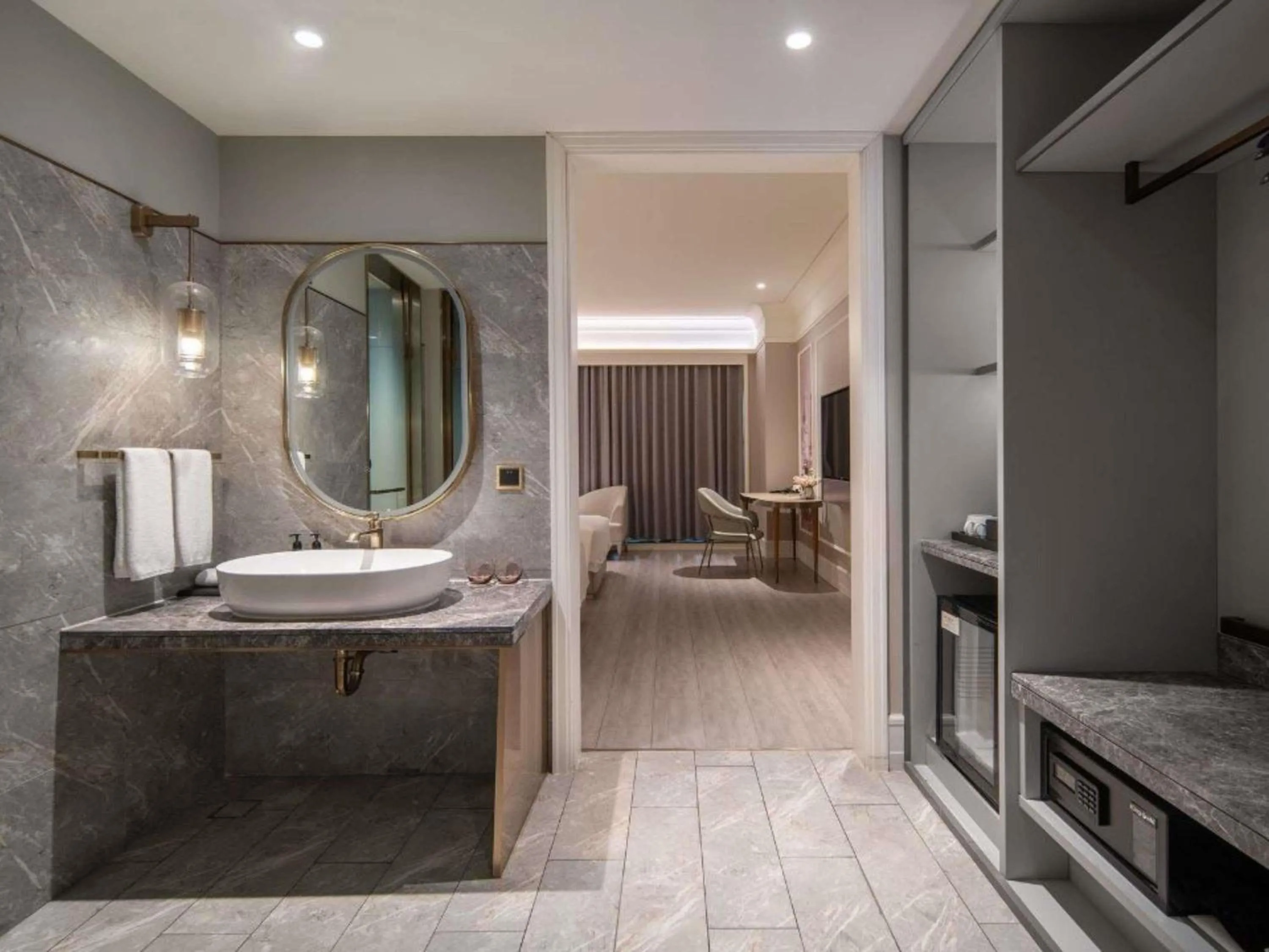 Bedroom, Bed in Mercure Shanghai Yu Garden On the Bund - 5 mins taxi to Nanjing Road and Bund