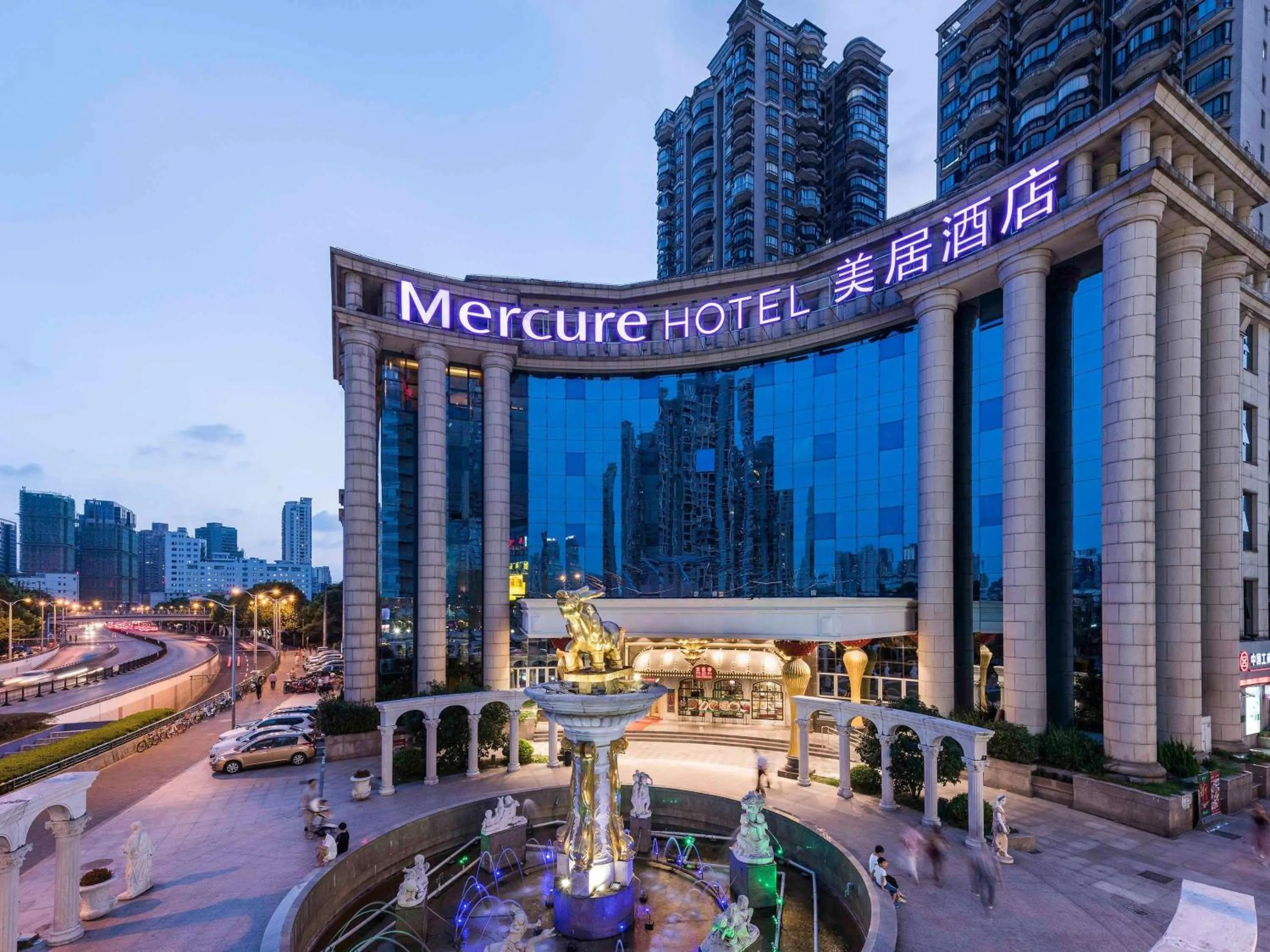 Property building in Mercure Shanghai Yu Garden On the Bund - 5 mins taxi to Nanjing Road and Bund