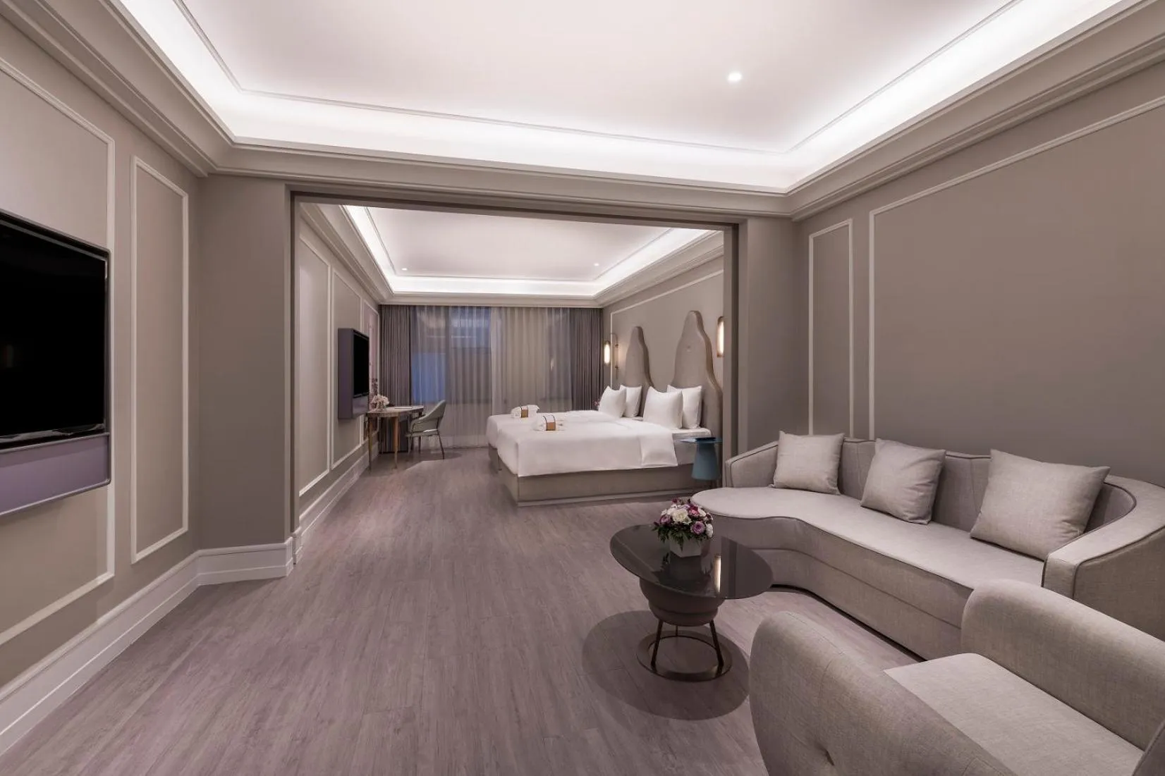 Photo of the whole room, Bed in Mercure Shanghai Yu Garden On the Bund - 5 mins taxi to Nanjing Road and Bund