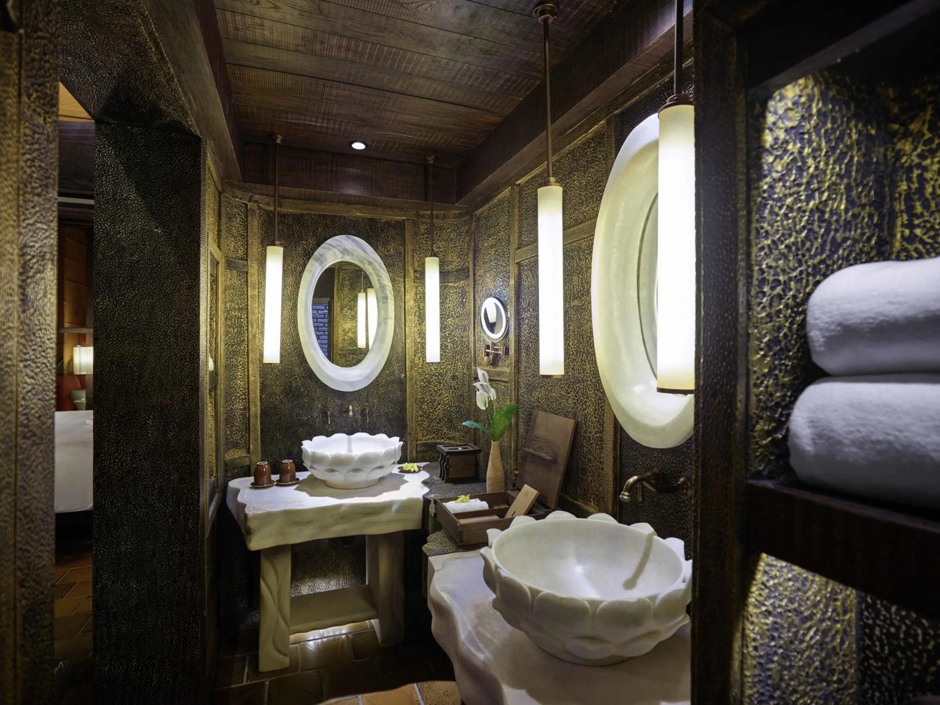 Deluxe King Room with Mountain View in Legacy Yen Tu - MGallery