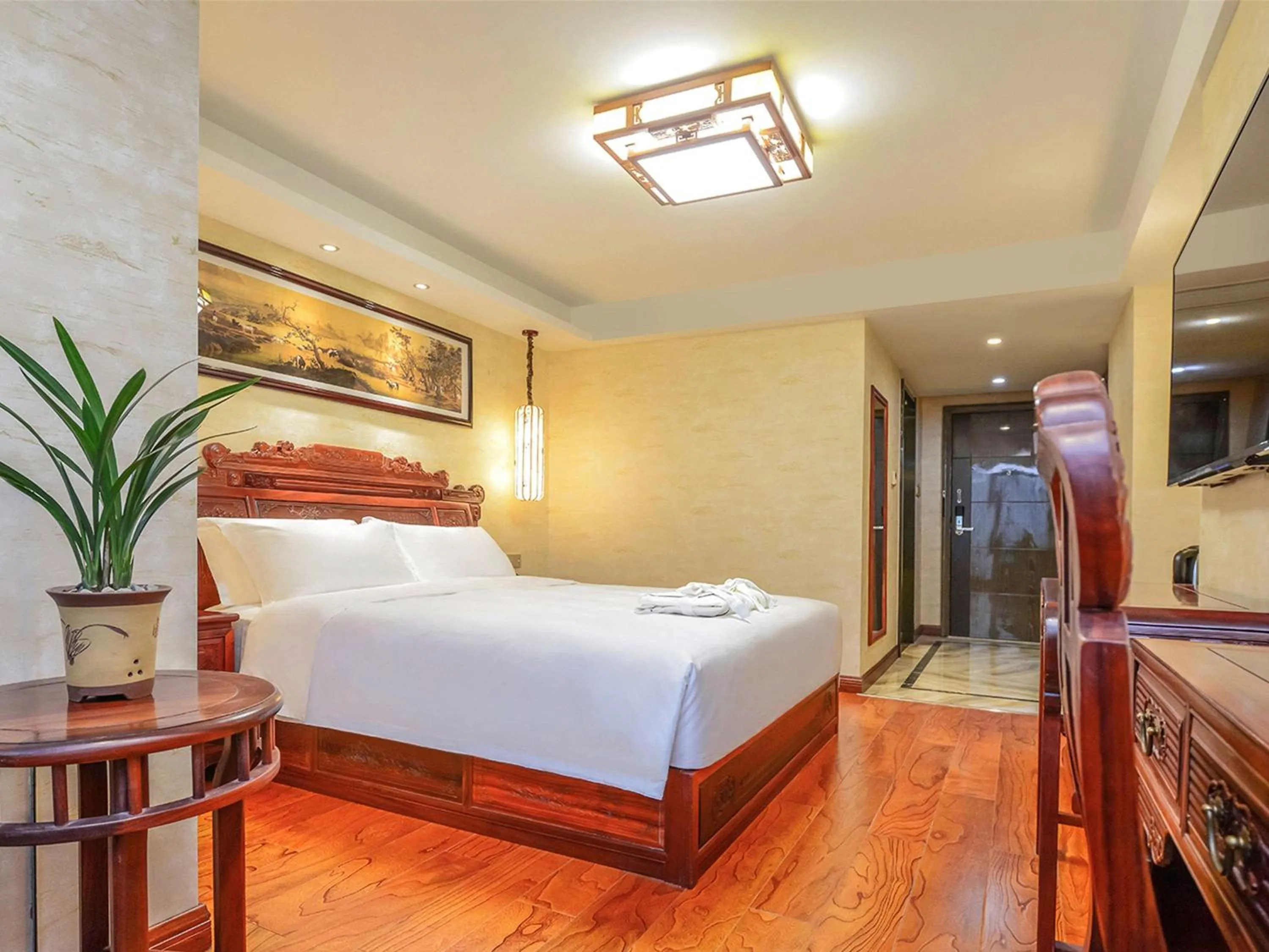 Photo of the whole room, Bed in Mercure Chongqing Downtown