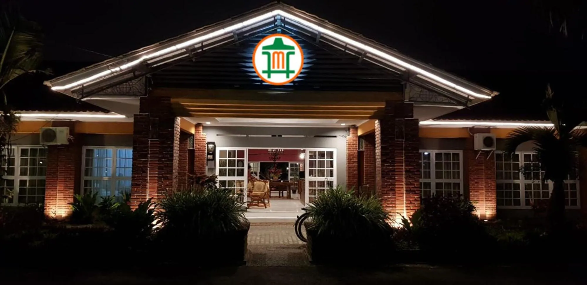 Facade/entrance in Mandalawangi Hotel Syariah