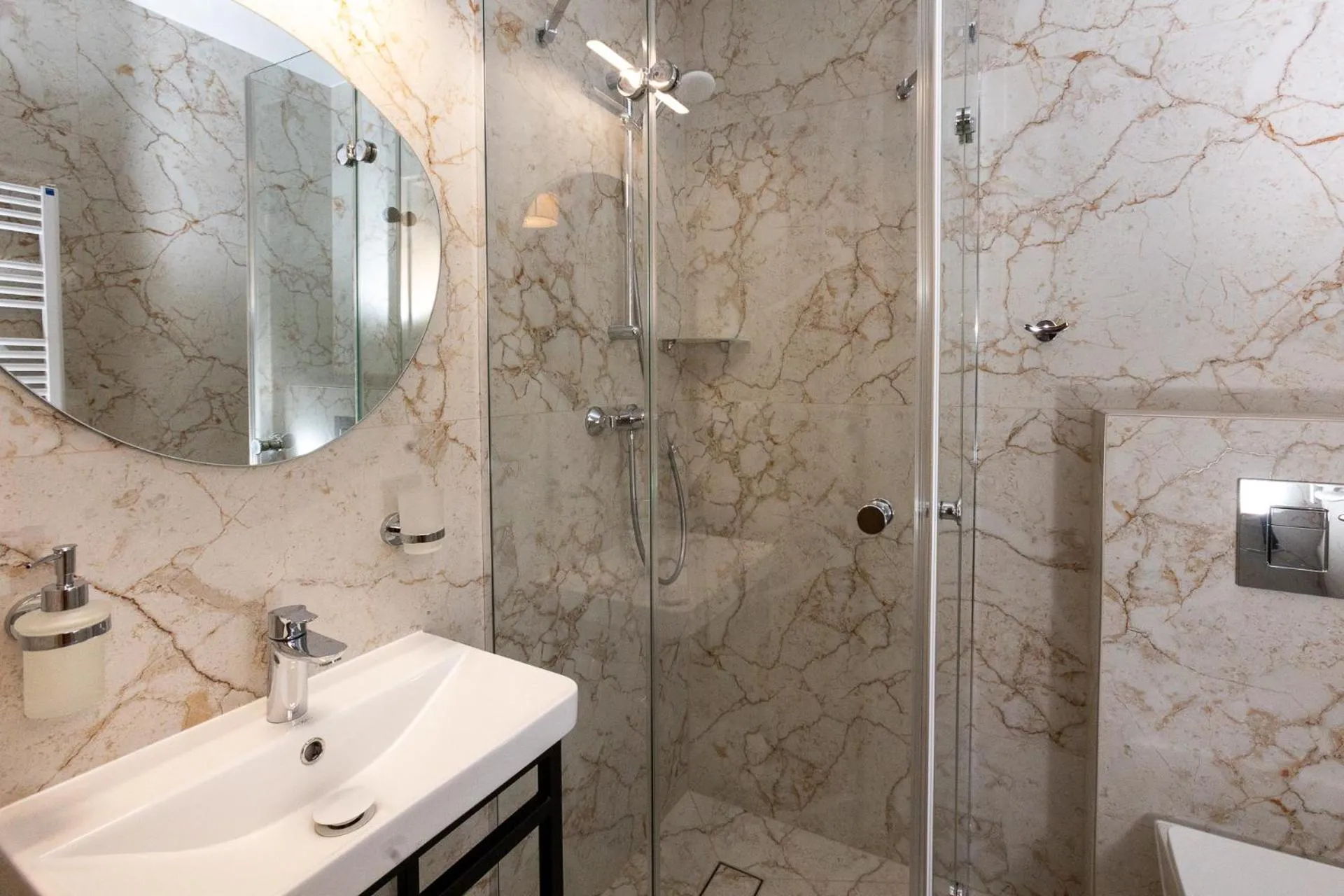 Shower in Willa Bystry Potok