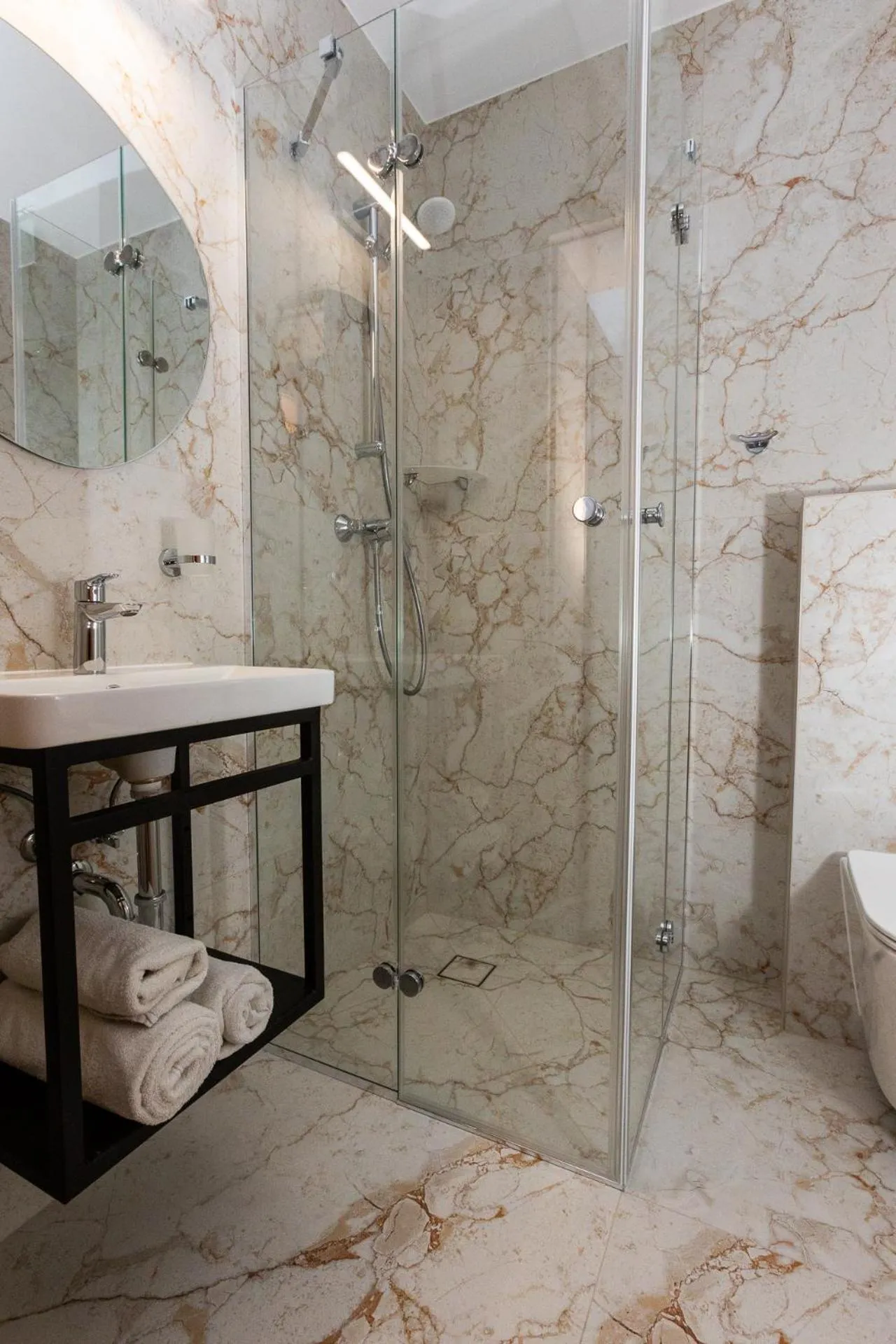 Shower in Willa Bystry Potok