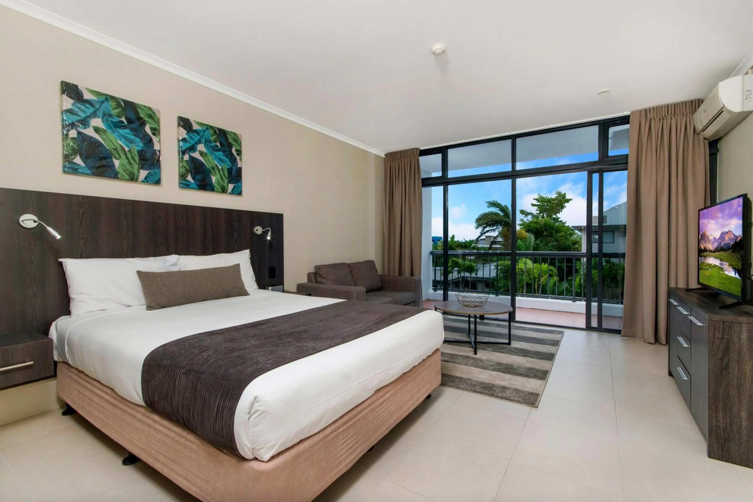 Bedroom, Bed in Alivio Hotel Cairns