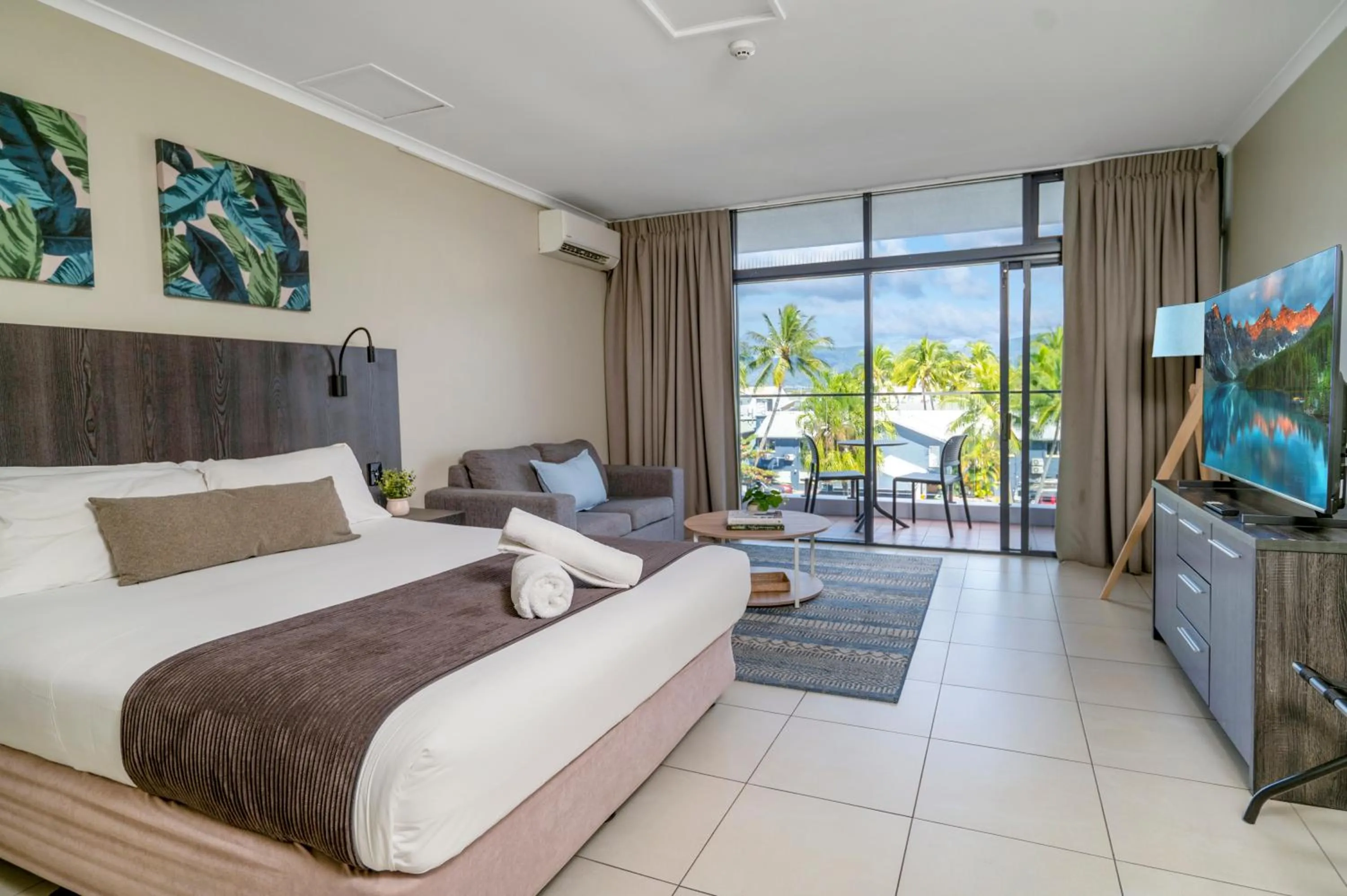 TV and multimedia, Bed in Alivio Hotel Cairns