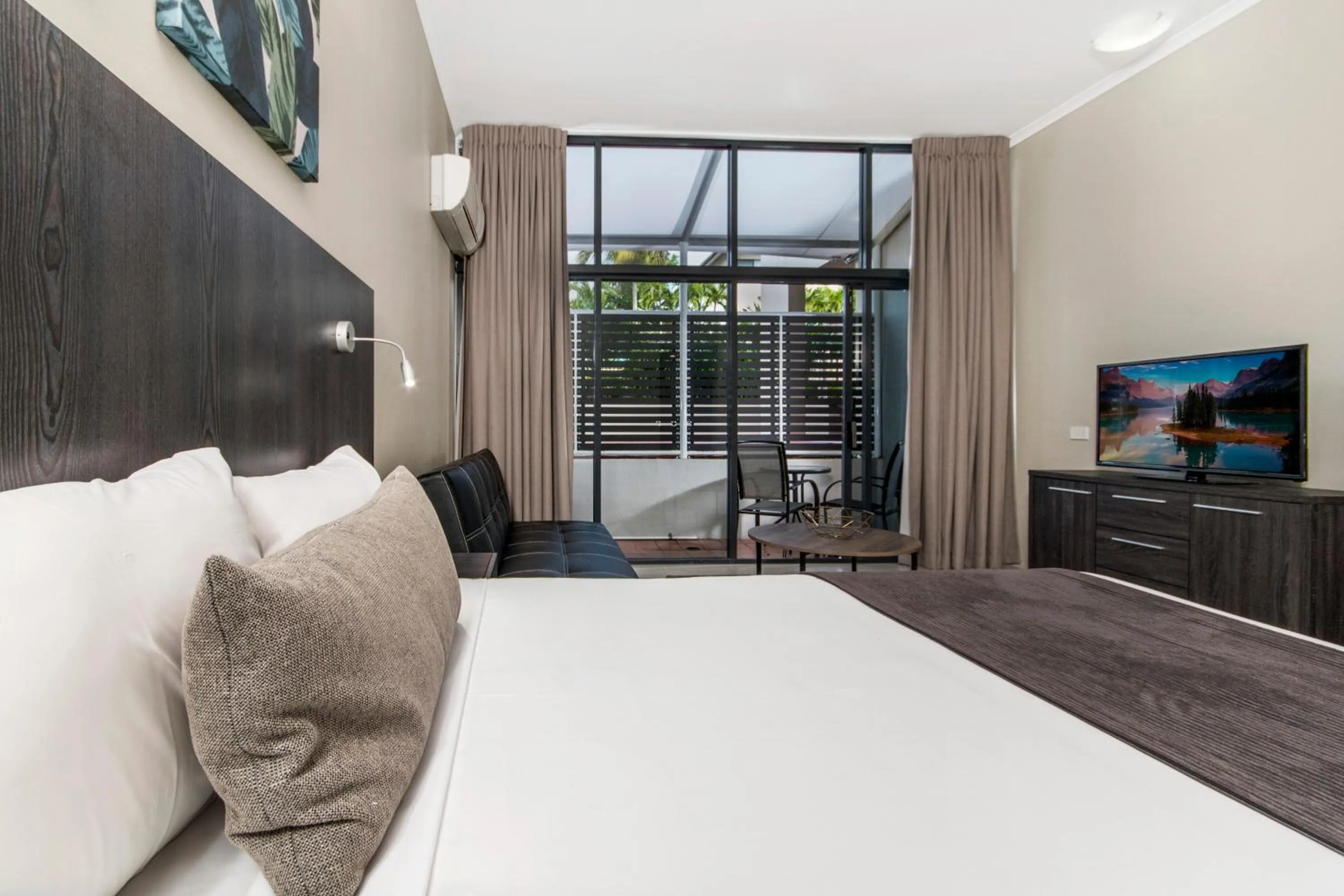 Bathroom, Bed in Alivio Hotel Cairns