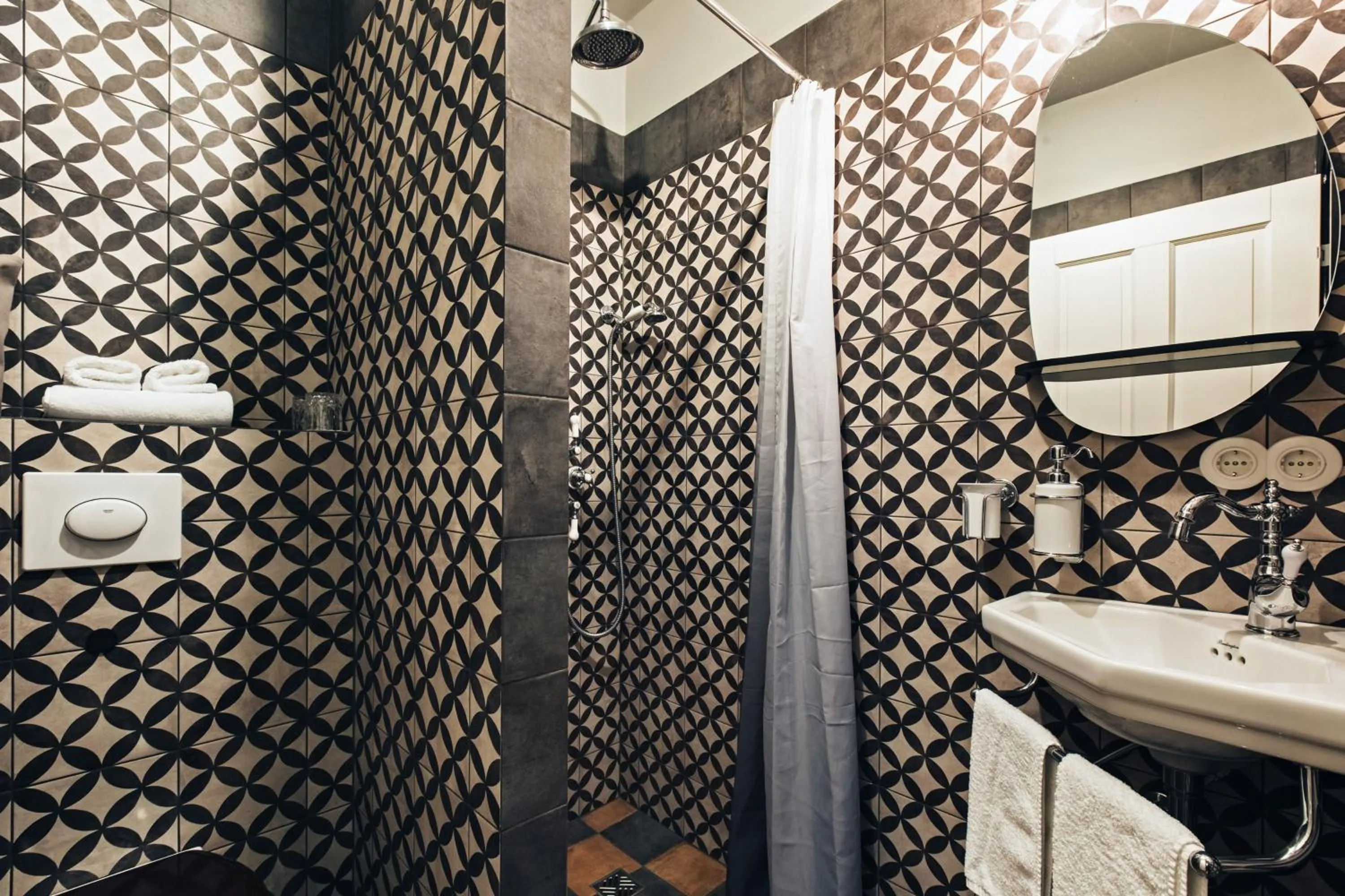 Shower in Skálakot Manor Hotel