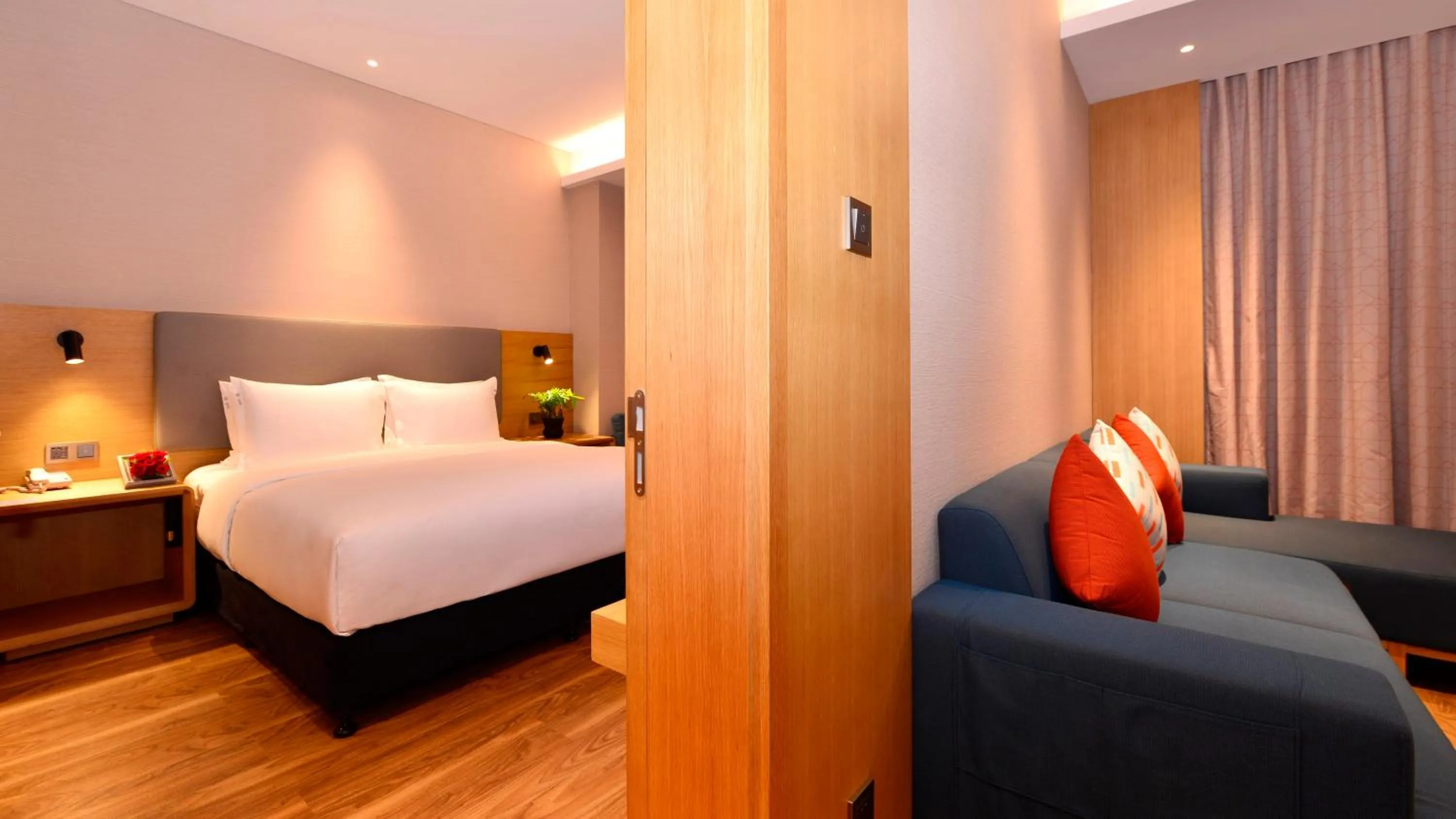 Photo of the whole room, Bed in Holiday Inn Express Luanchuan by IHG