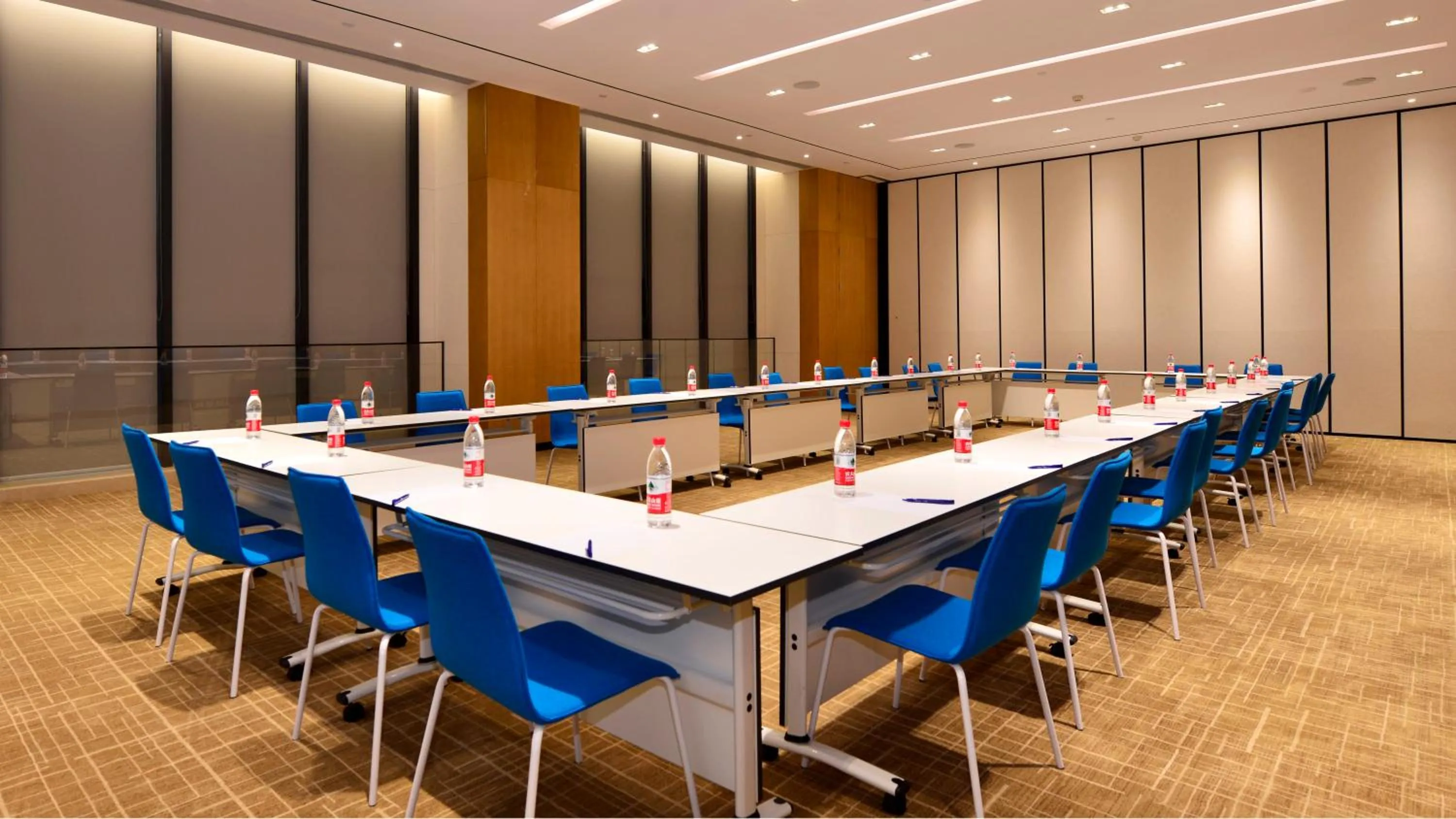 Meeting/conference room in Holiday Inn Express Luanchuan by IHG