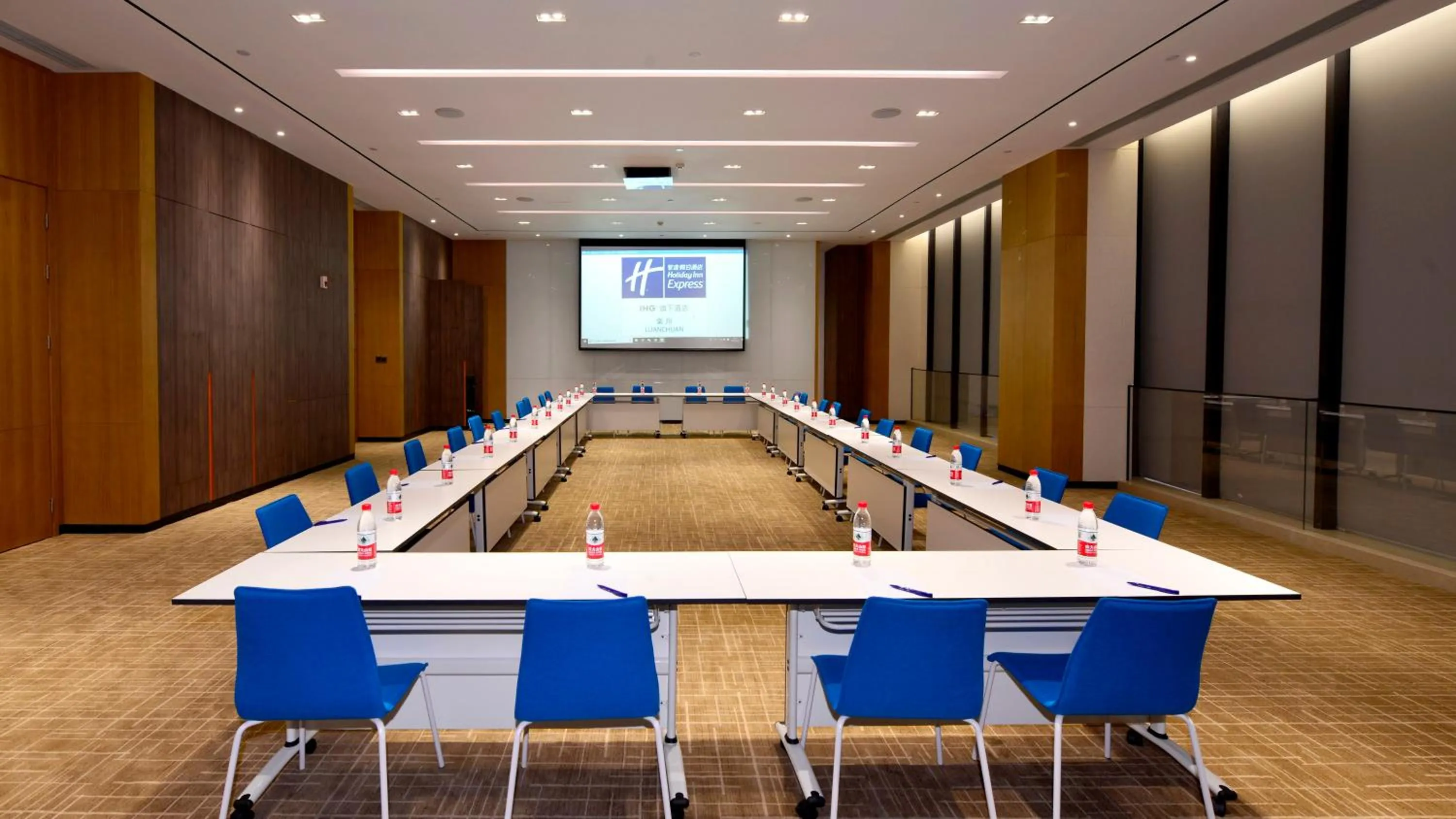 Meeting/conference room in Holiday Inn Express Luanchuan by IHG