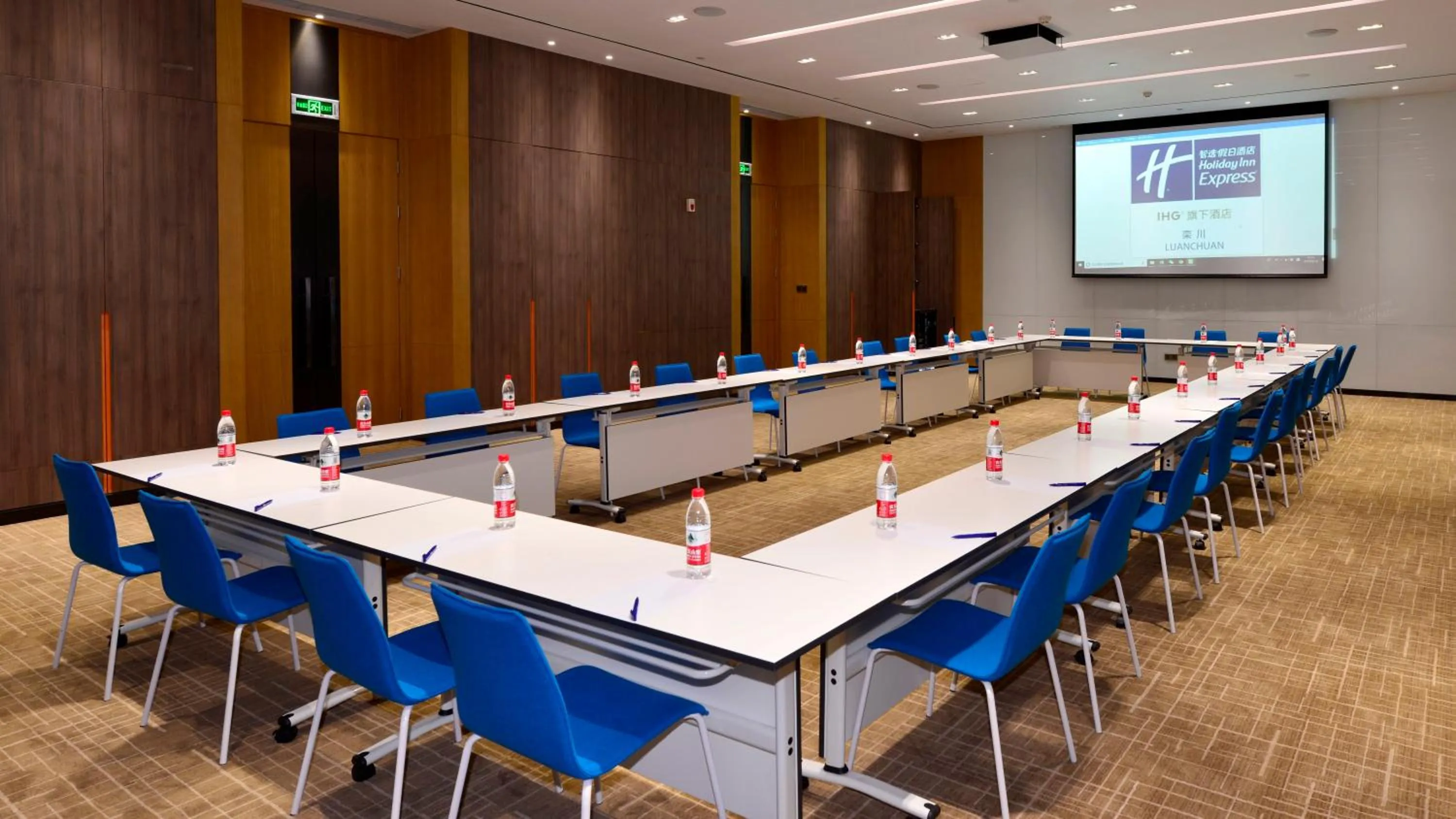 Meeting/conference room in Holiday Inn Express Luanchuan by IHG