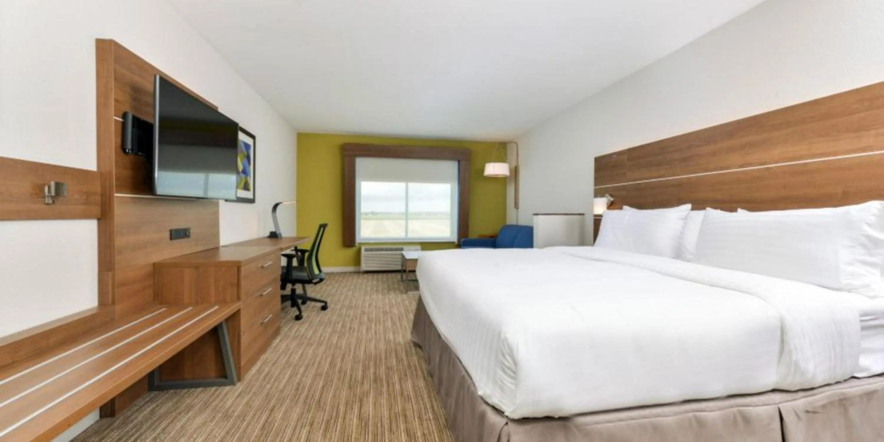 Photo of the whole room, Bed in Holiday Inn Express - Alliance by IHG