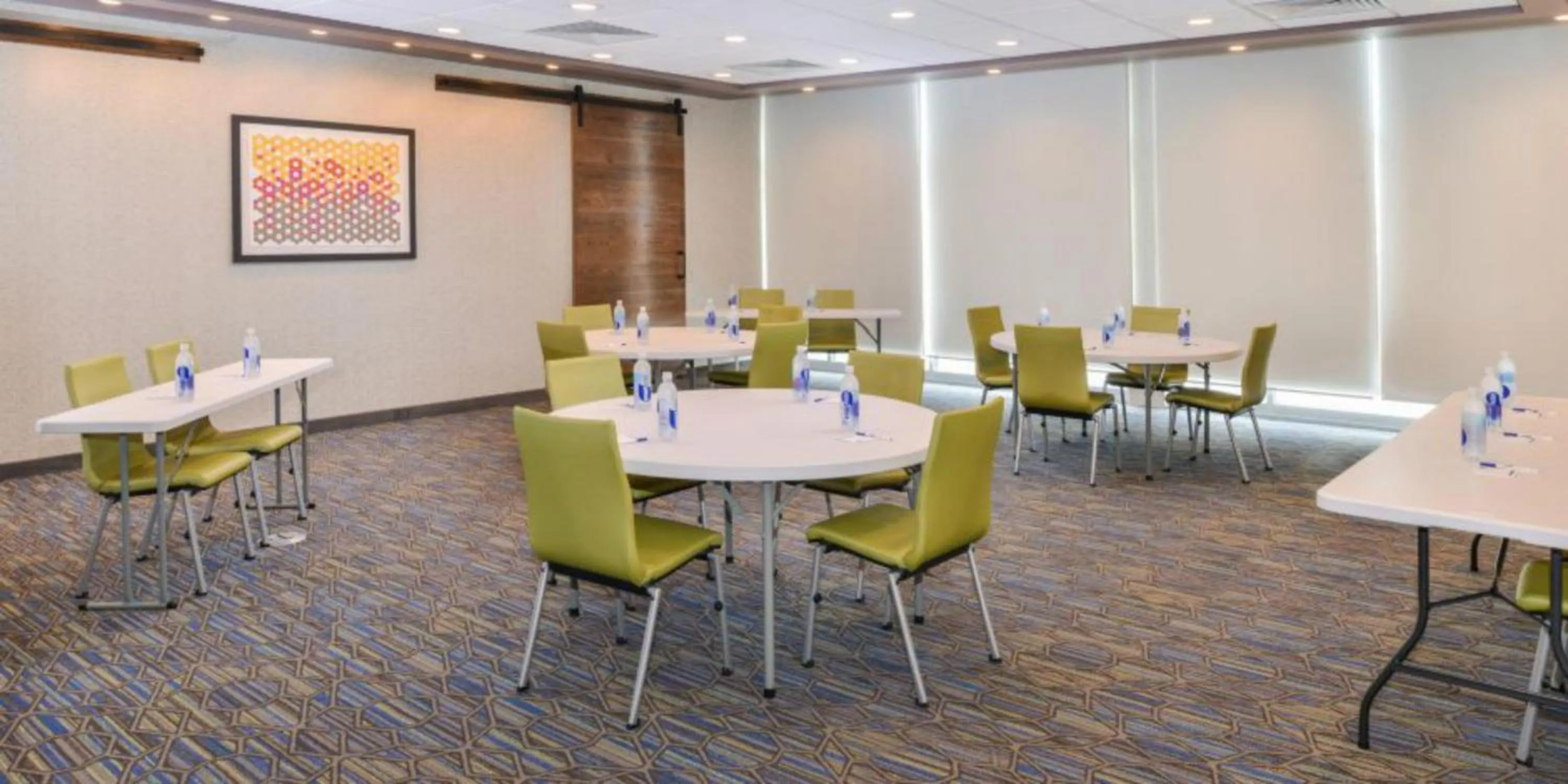 Meeting/conference room in Holiday Inn Express - Alliance by IHG