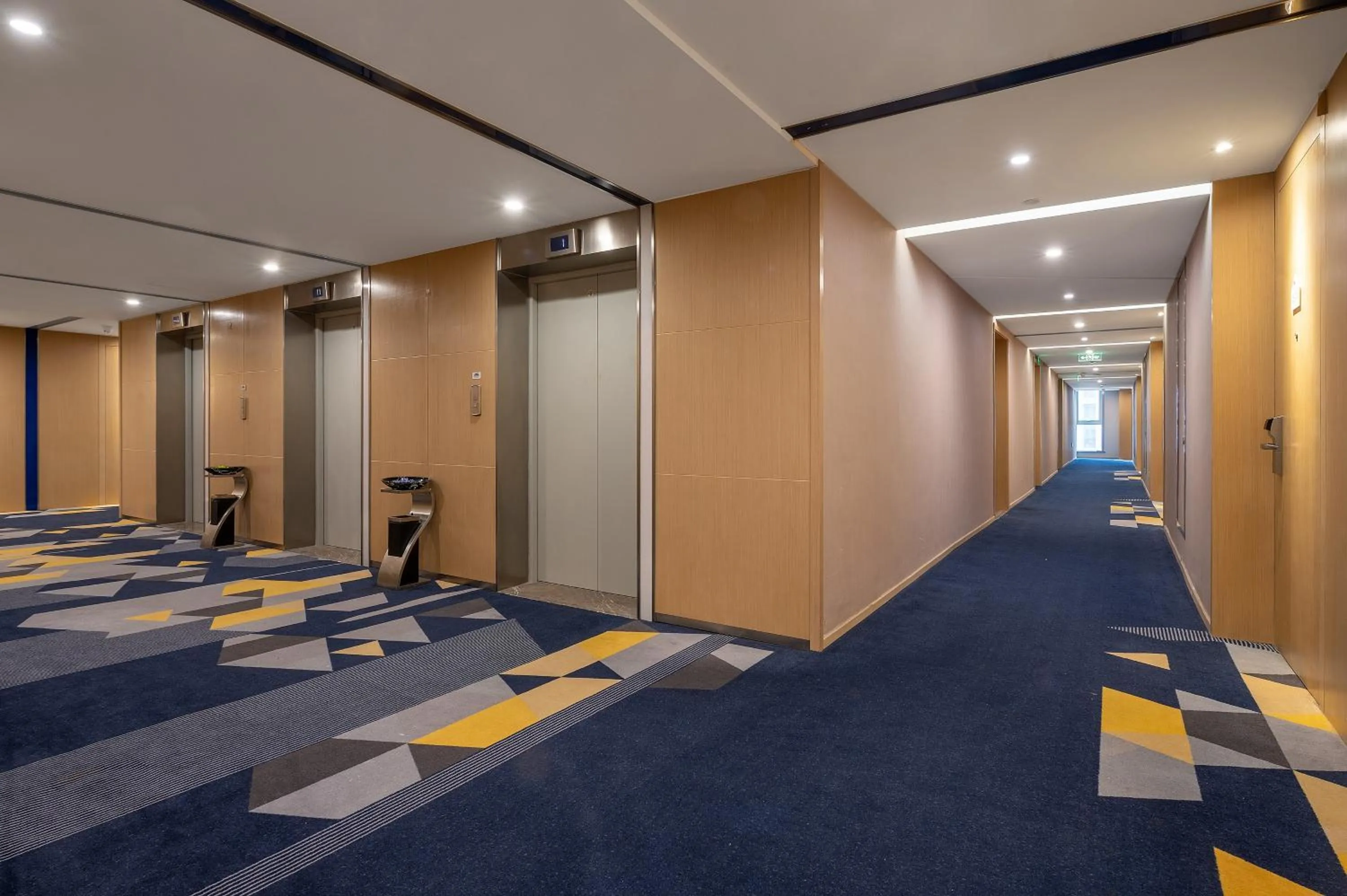 elevator in Holiday Inn Express - Qingdao West Coast by IHG