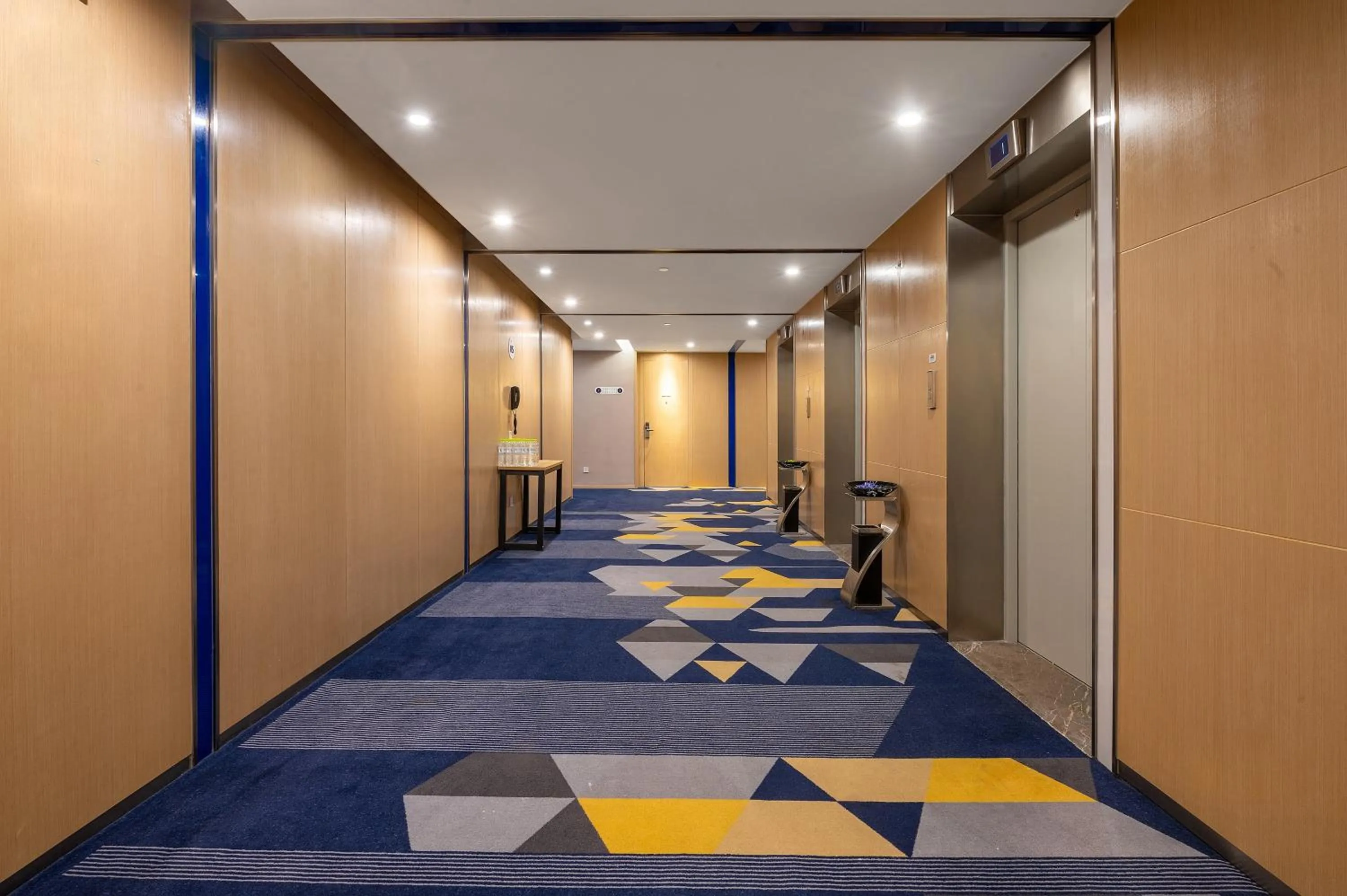 elevator in Holiday Inn Express - Qingdao West Coast by IHG