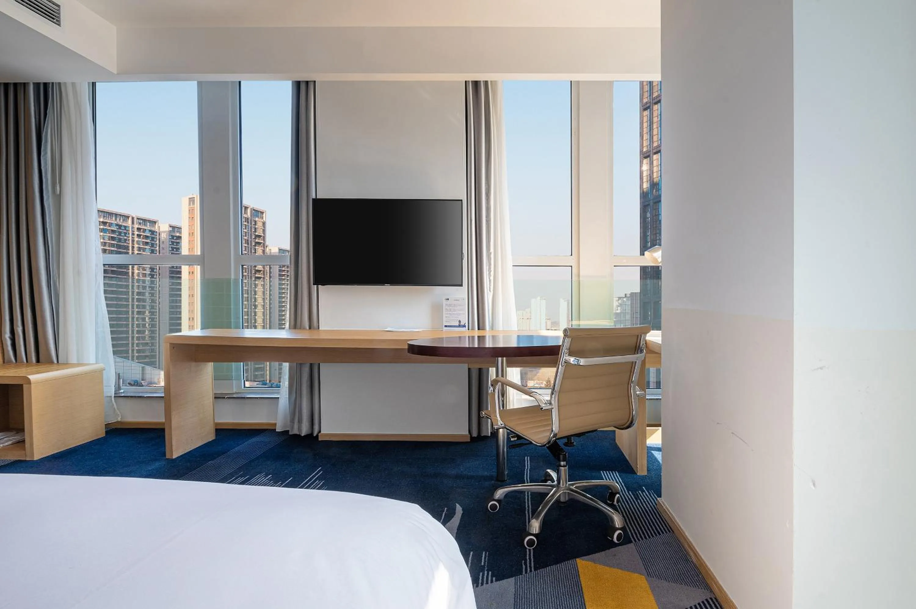 Photo of the whole room, Bed in Holiday Inn Express - Qingdao West Coast by IHG