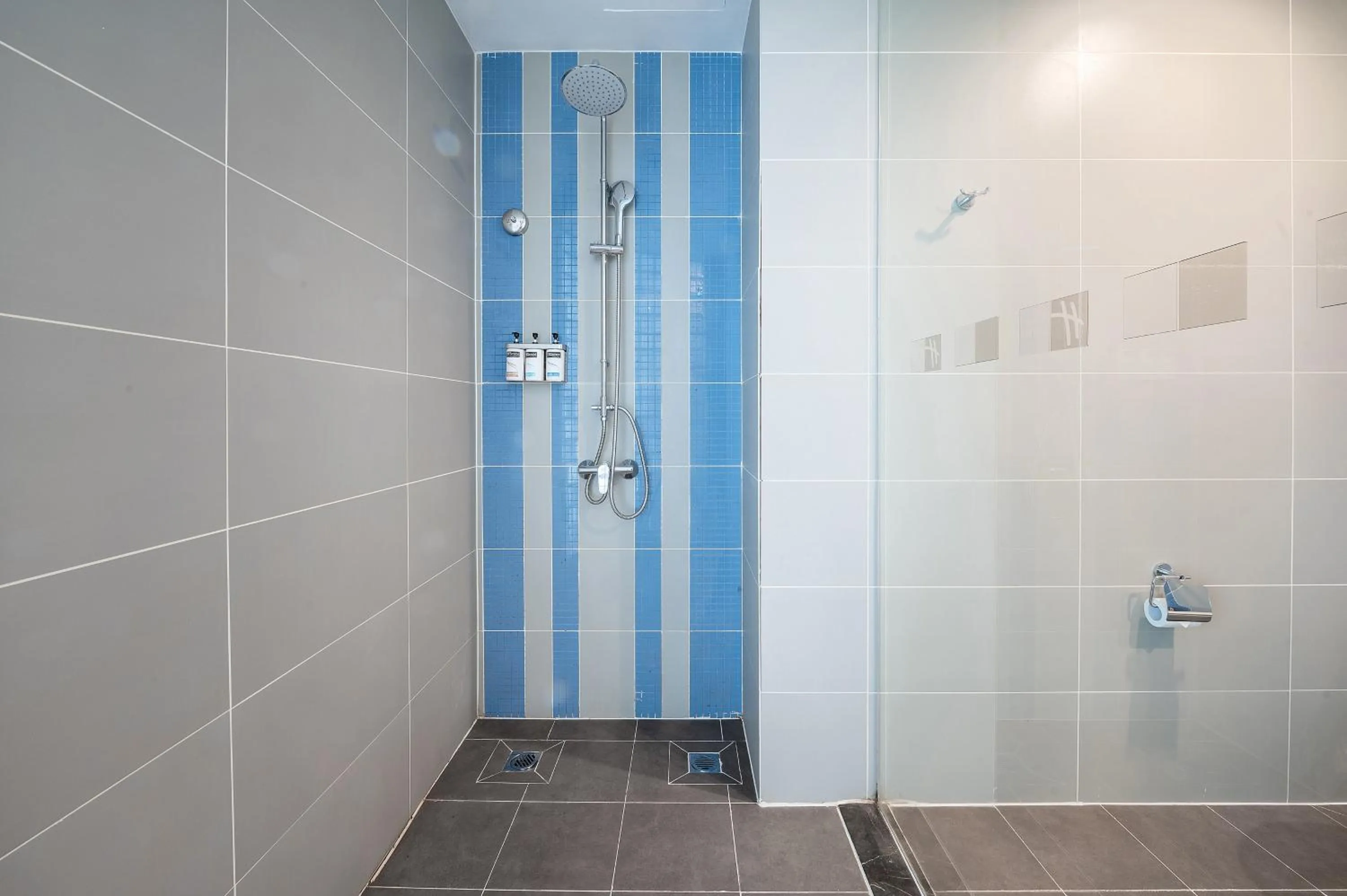 Shower in Holiday Inn Express - Qingdao West Coast by IHG