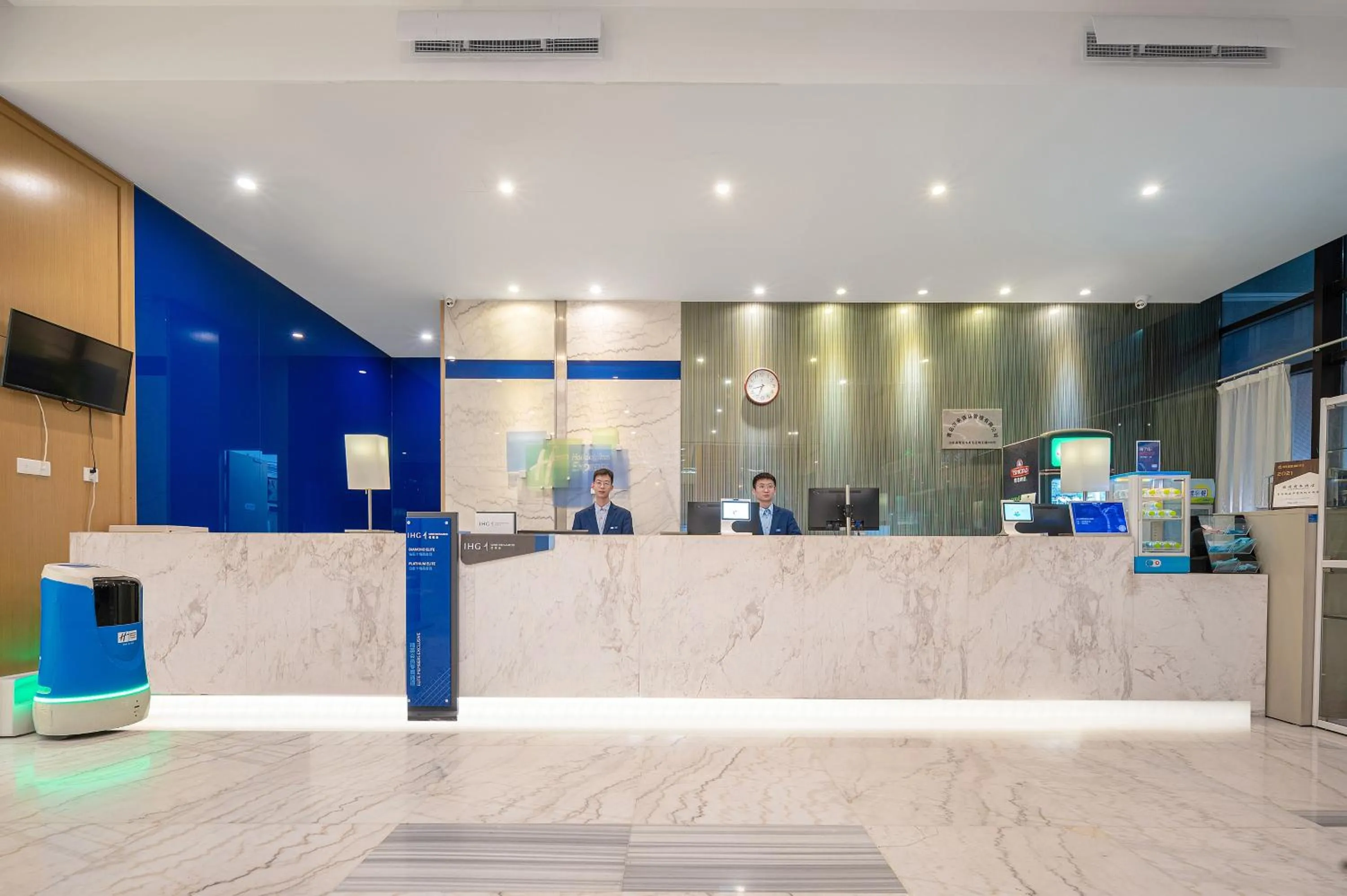 Lobby or reception in Holiday Inn Express - Qingdao West Coast by IHG