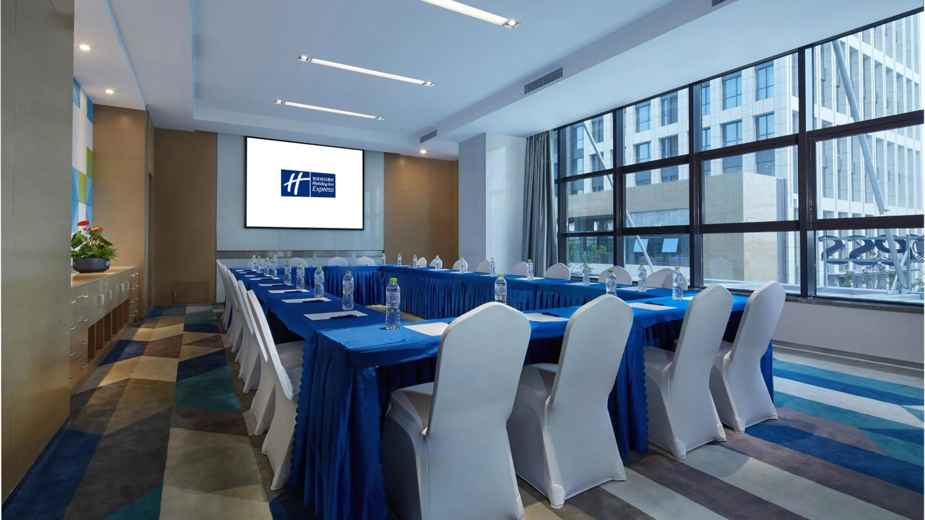 Meeting/conference room in Holiday Inn Express - Qingdao West Coast by IHG
