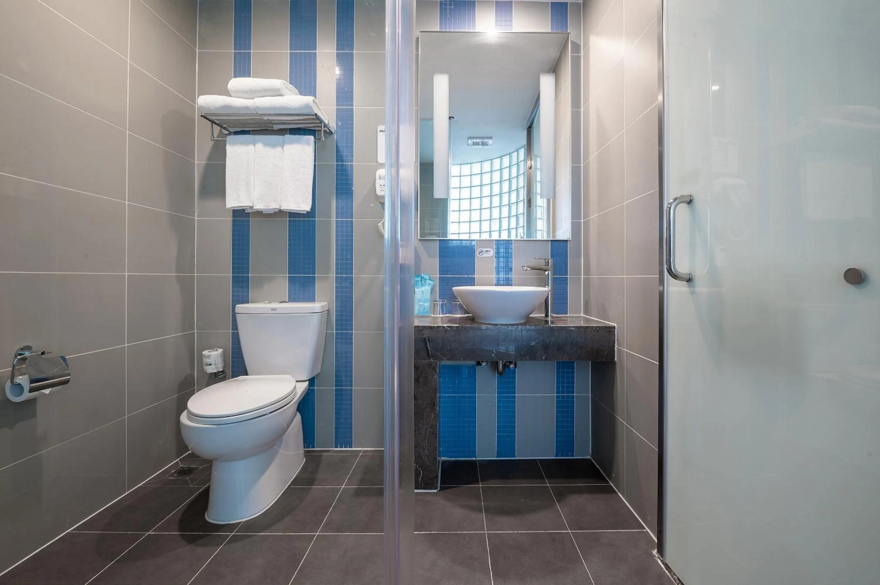 Toilet in Holiday Inn Express - Qingdao West Coast by IHG