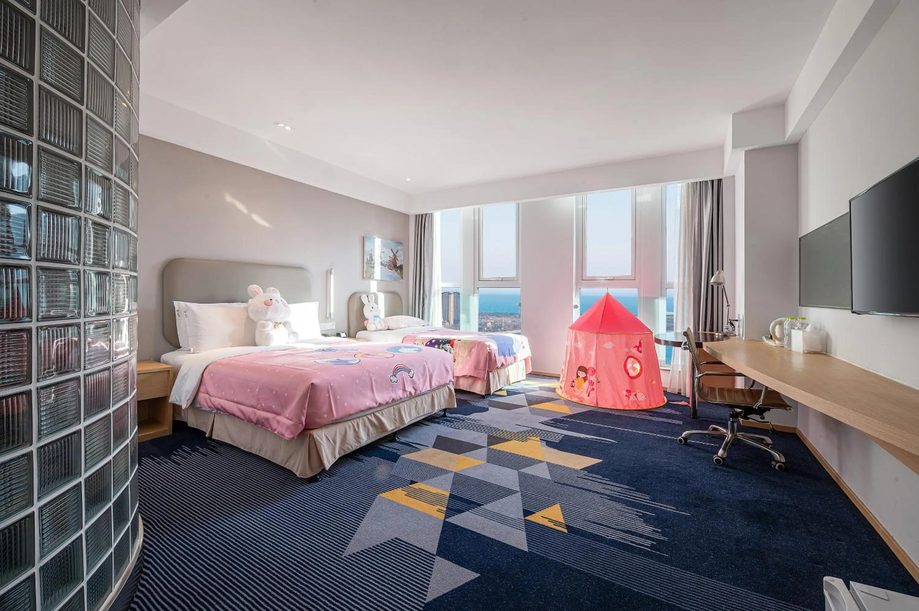 Bedroom, Bed in Holiday Inn Express - Qingdao West Coast by IHG