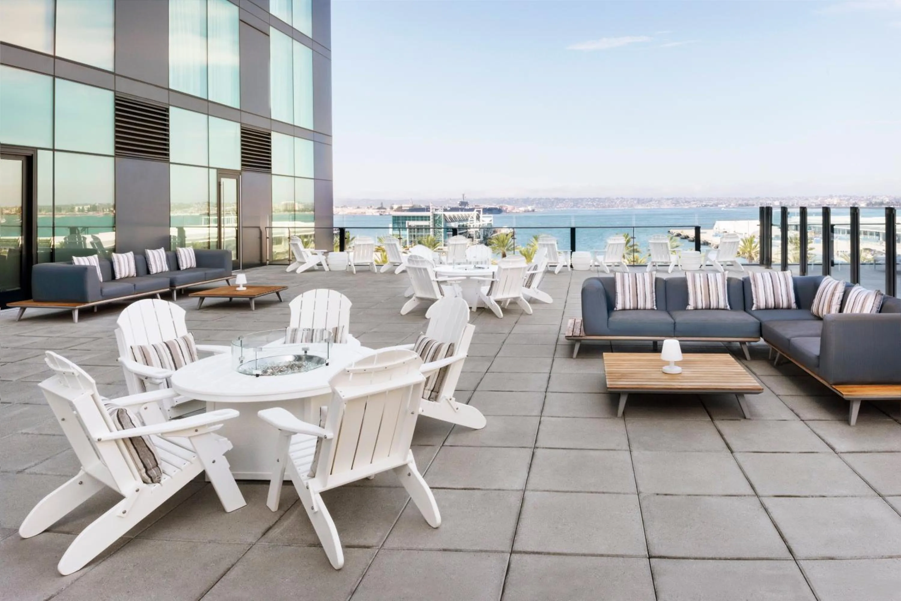 Lounge or bar in InterContinental San Diego by IHG