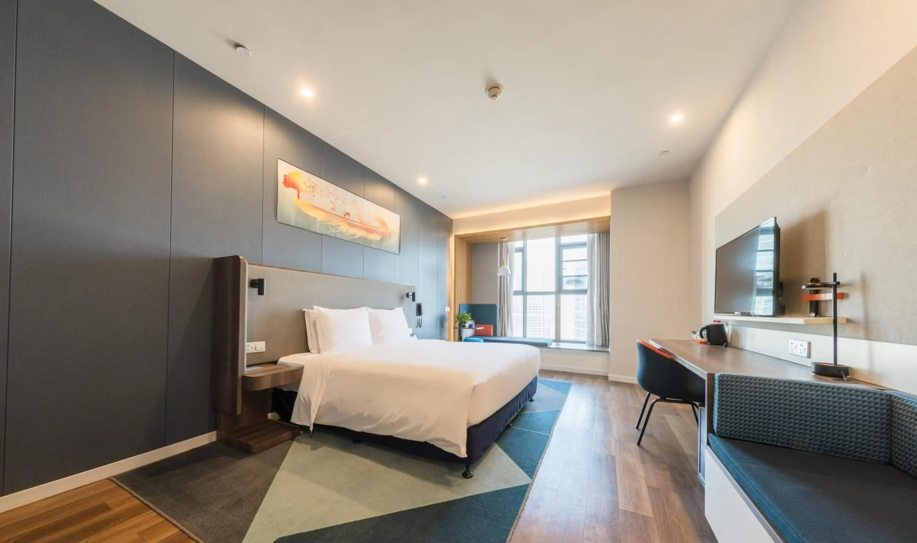 Photo of the whole room, Bed in Holiday Inn Express - Wuhan Optical Valley by IHG