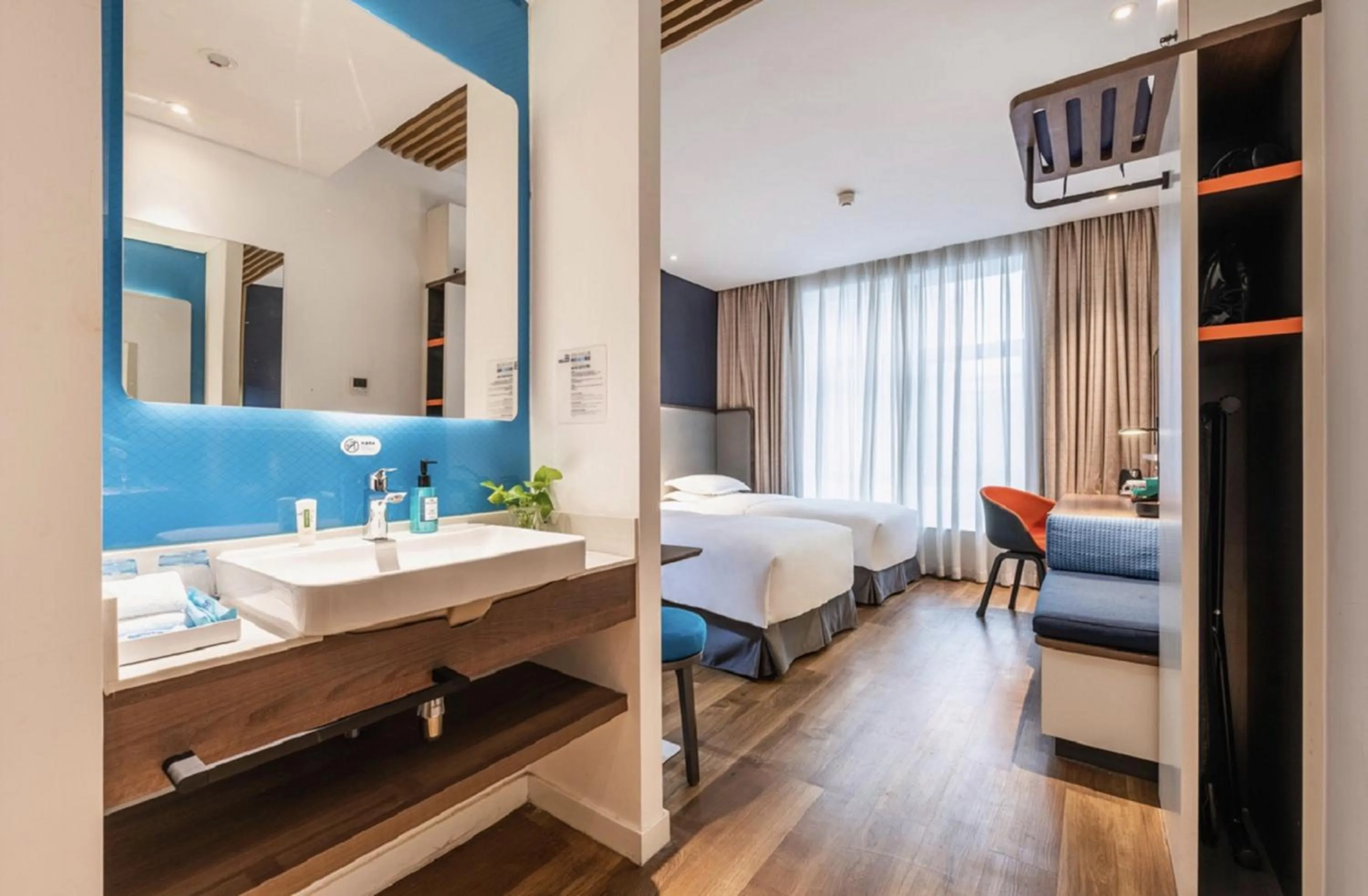 Photo of the whole room, Bed in Holiday Inn Express Hefei Shushan by IHG