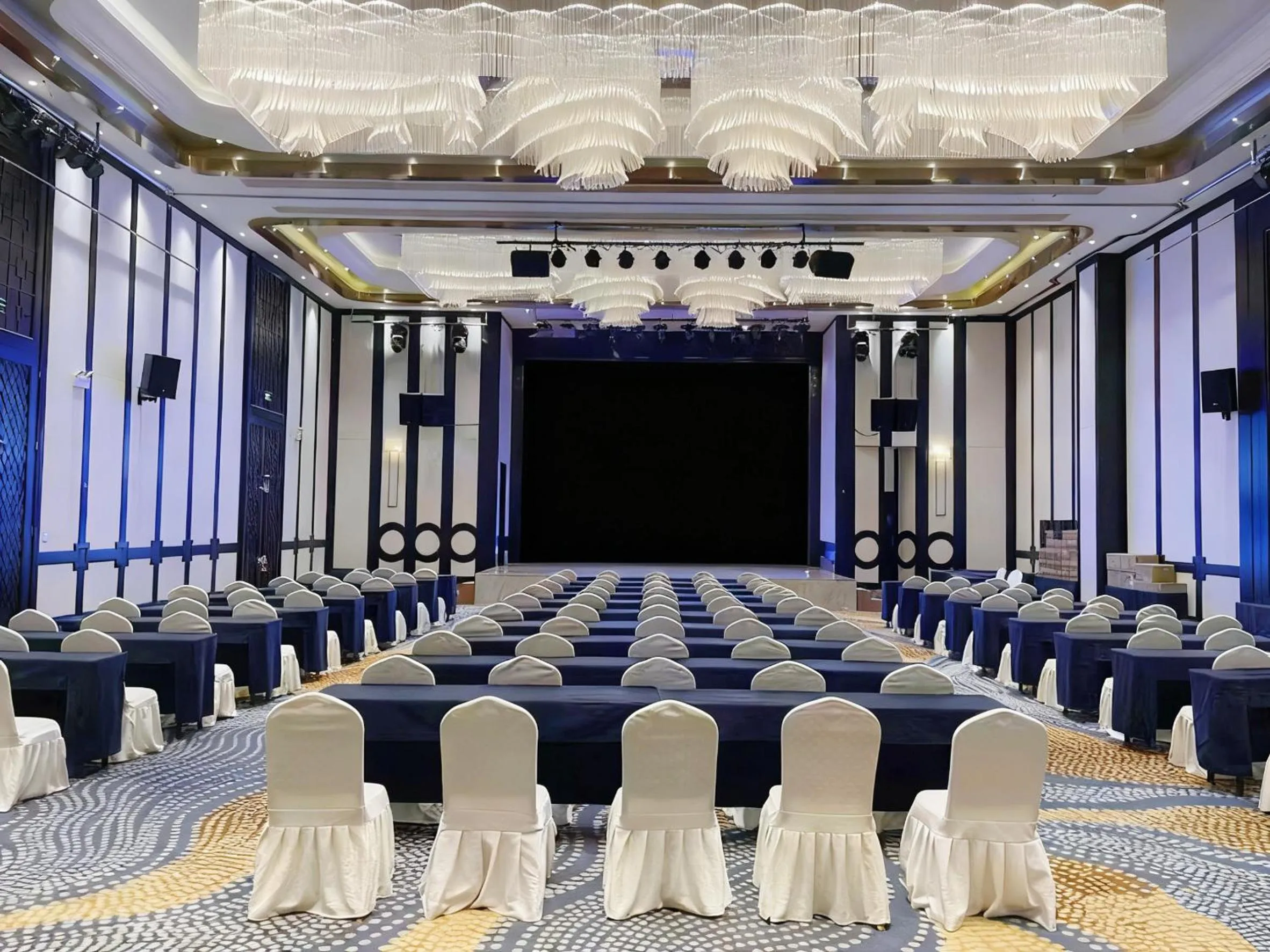 Meeting/conference room in Holiday Inn Express Hefei Shushan by IHG