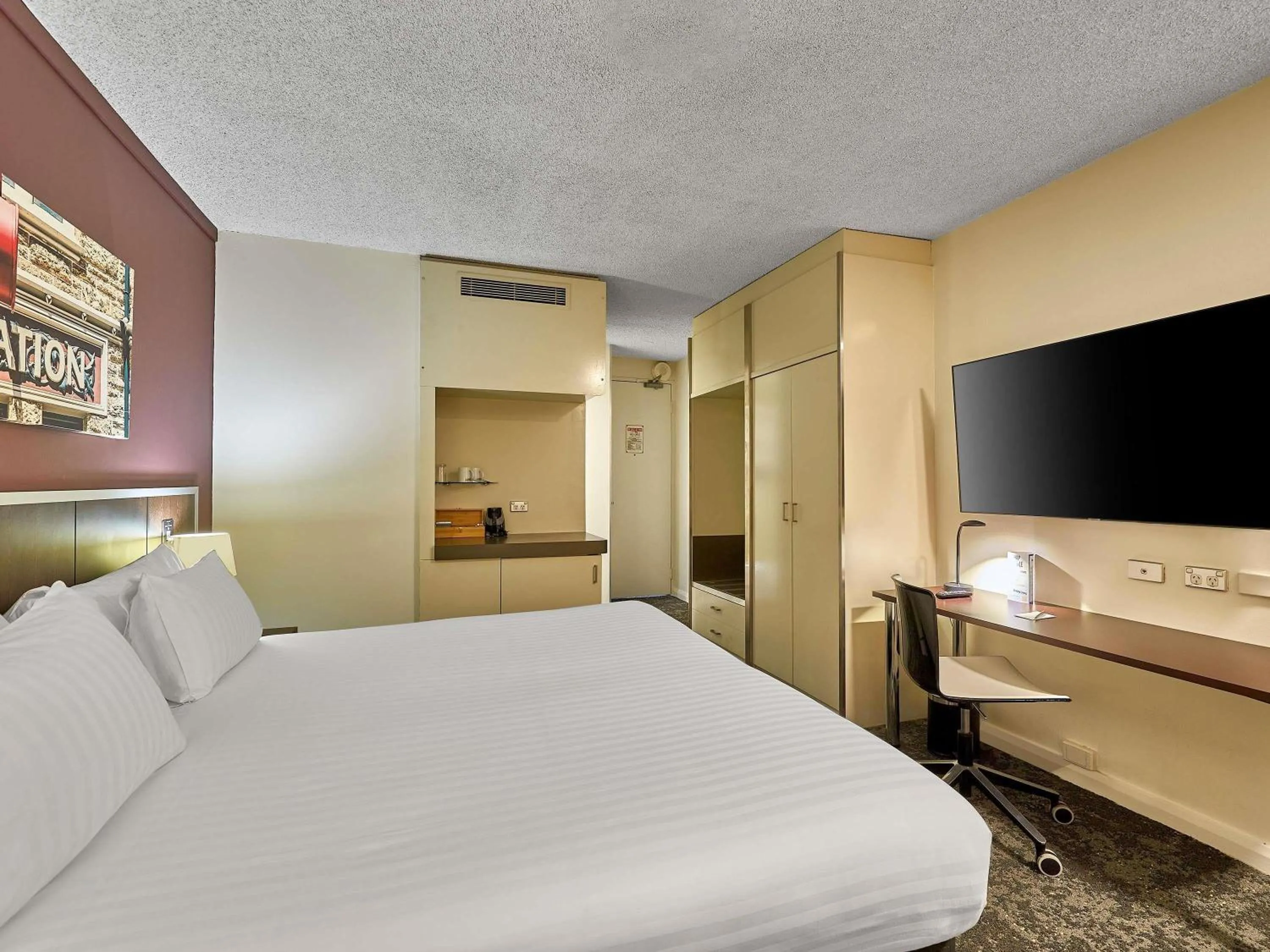 Bedroom, Bed in Mercure Perth On Hay