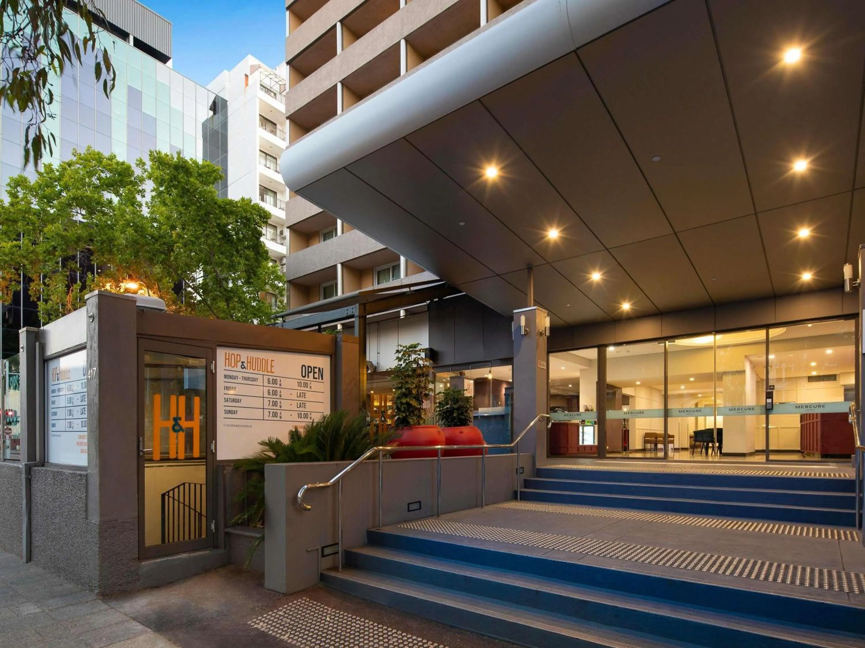 Property building in Mercure Perth On Hay