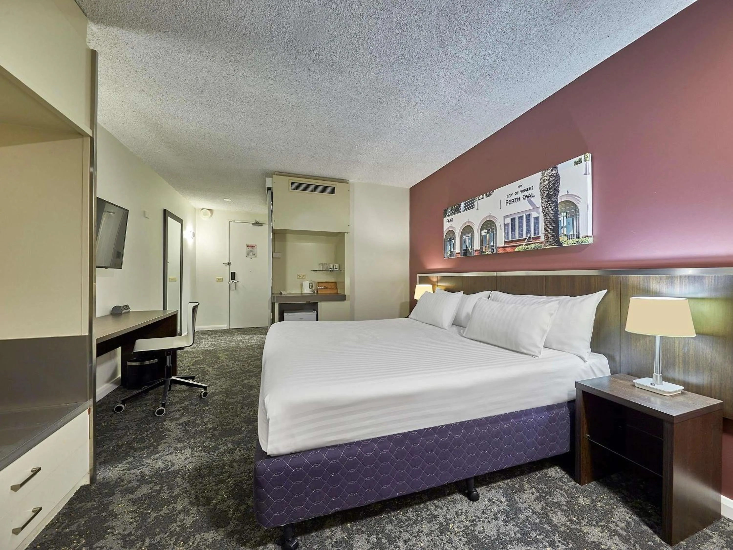 Bedroom, Bed in Mercure Perth On Hay